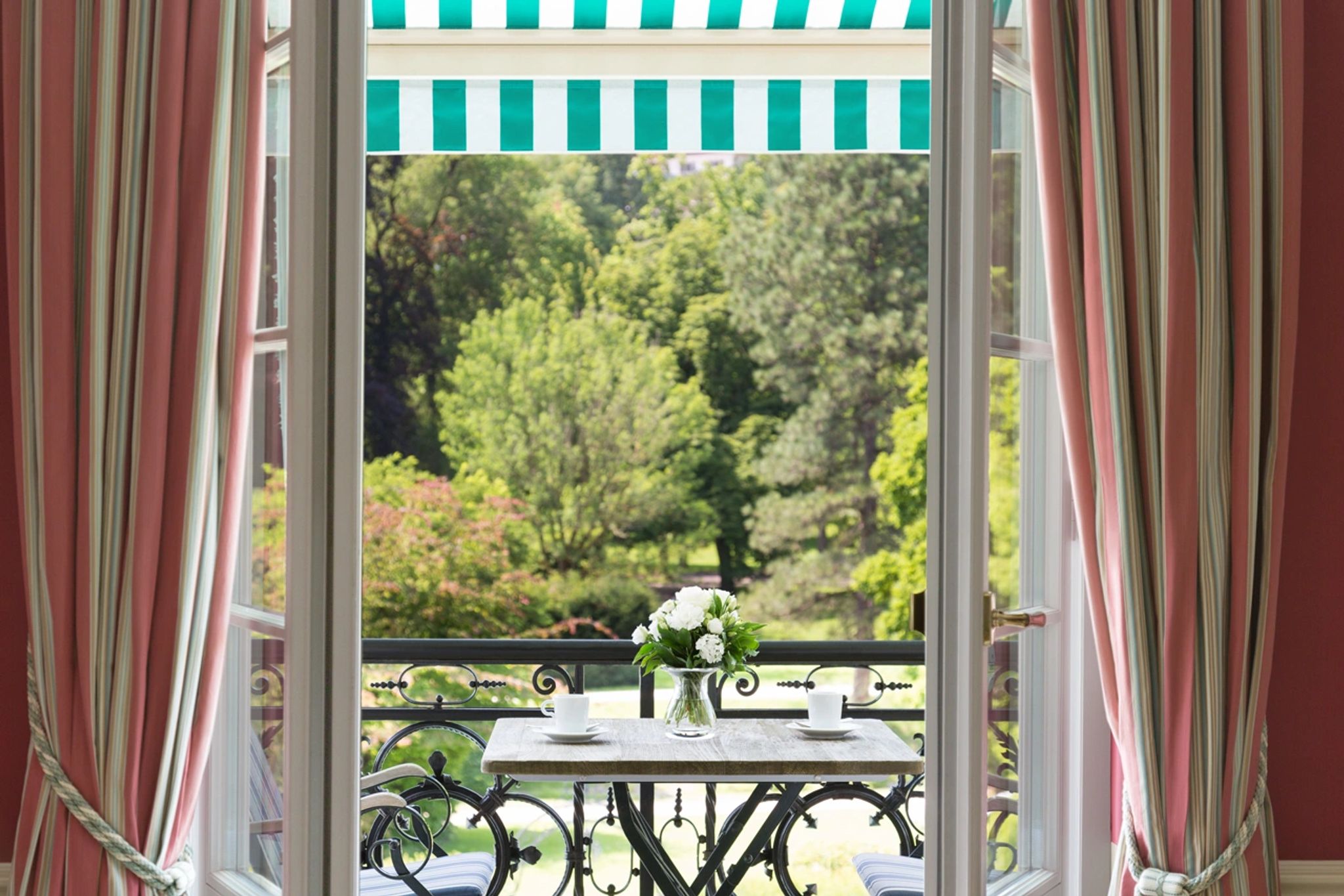 Two Bedroom Park Suite terraço com vista - mesa cafe manha - varanda luxo