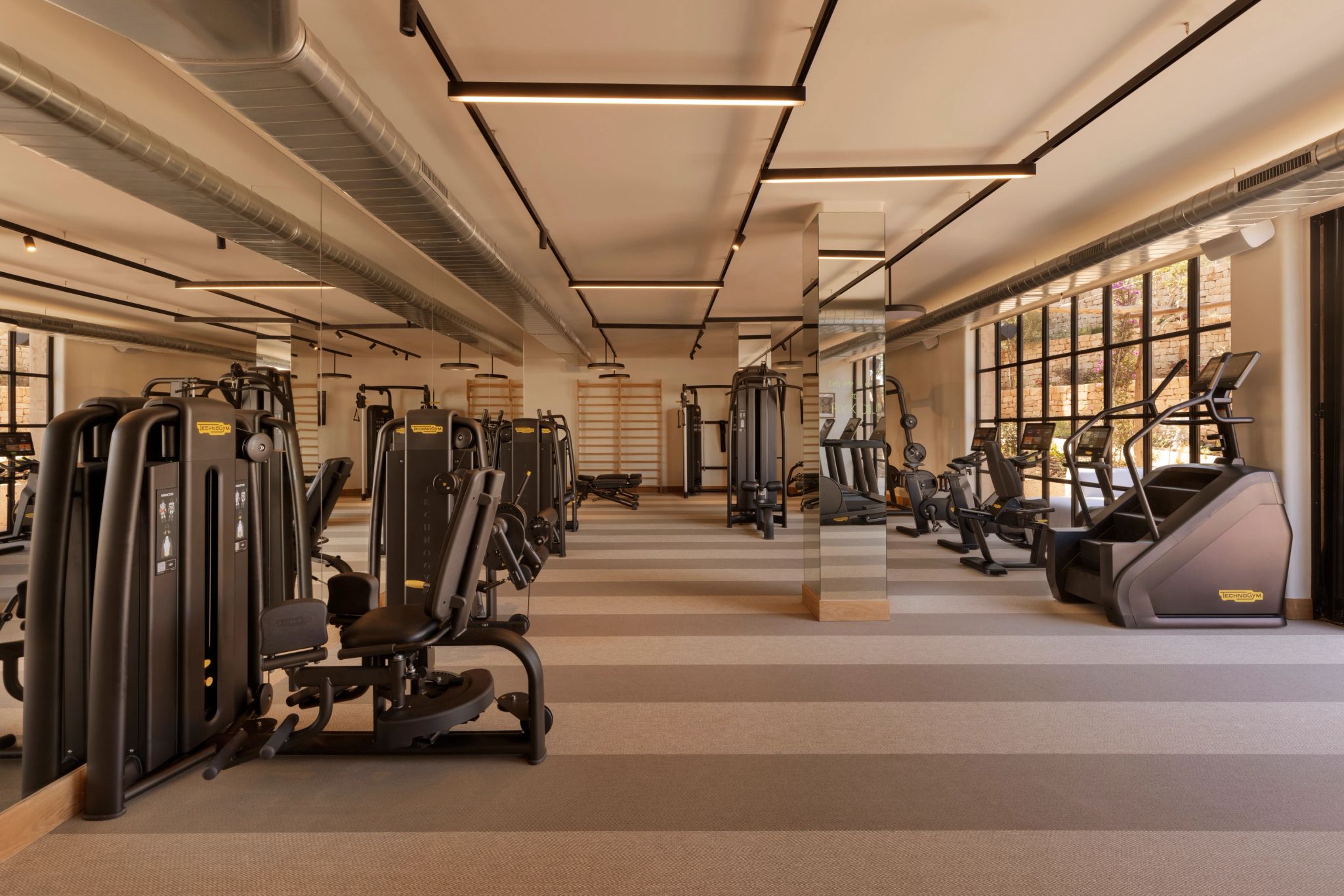 equipamentos de musculacao modernos - sala ampla - luz natural