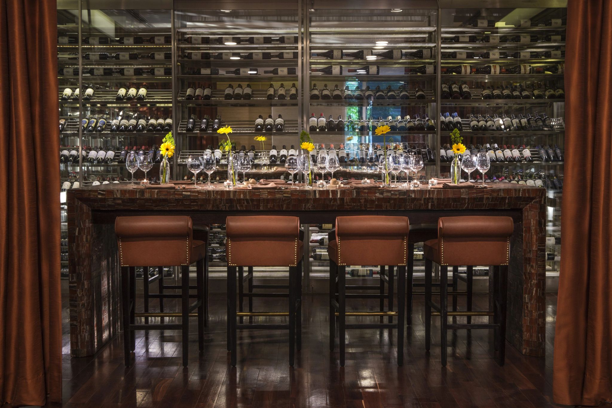 adega de vinhos – bancada de mármore - estró restaurante