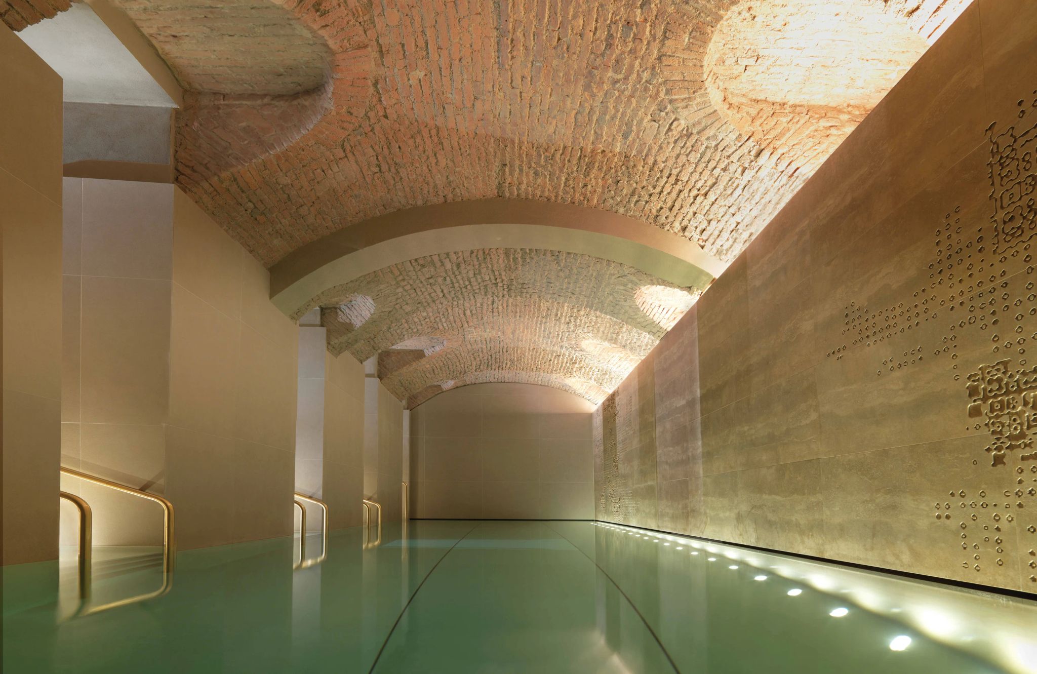 piscina interna - hotel com piscina - piscina aquecida - arquitetura historica