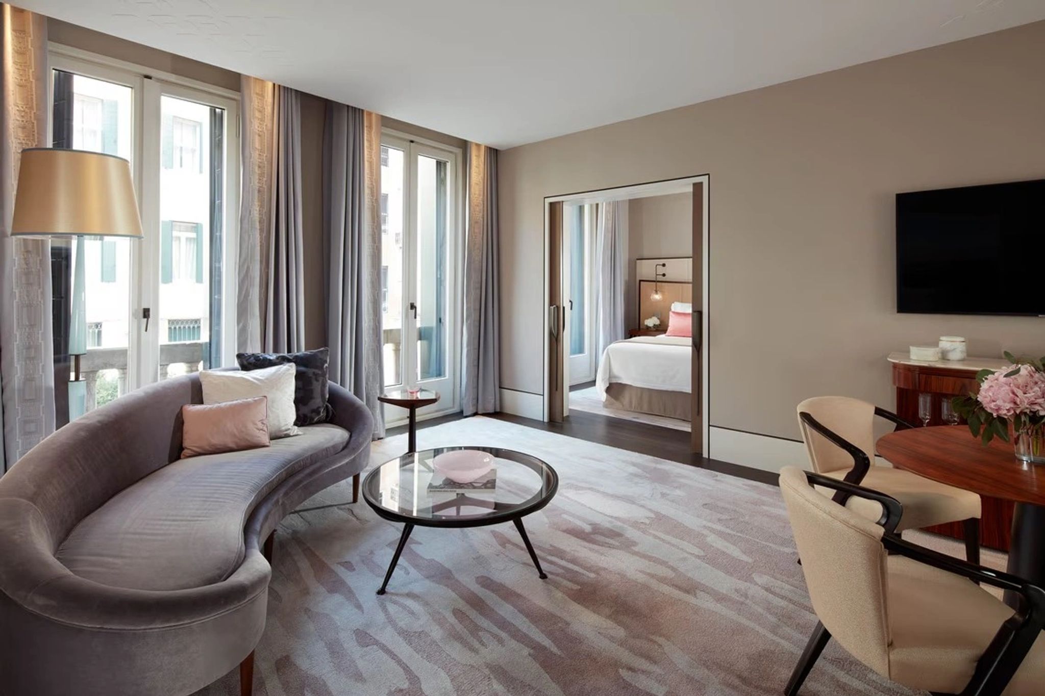 St. Regis Suite sala da suite - sofa de luxo - decoracao premium