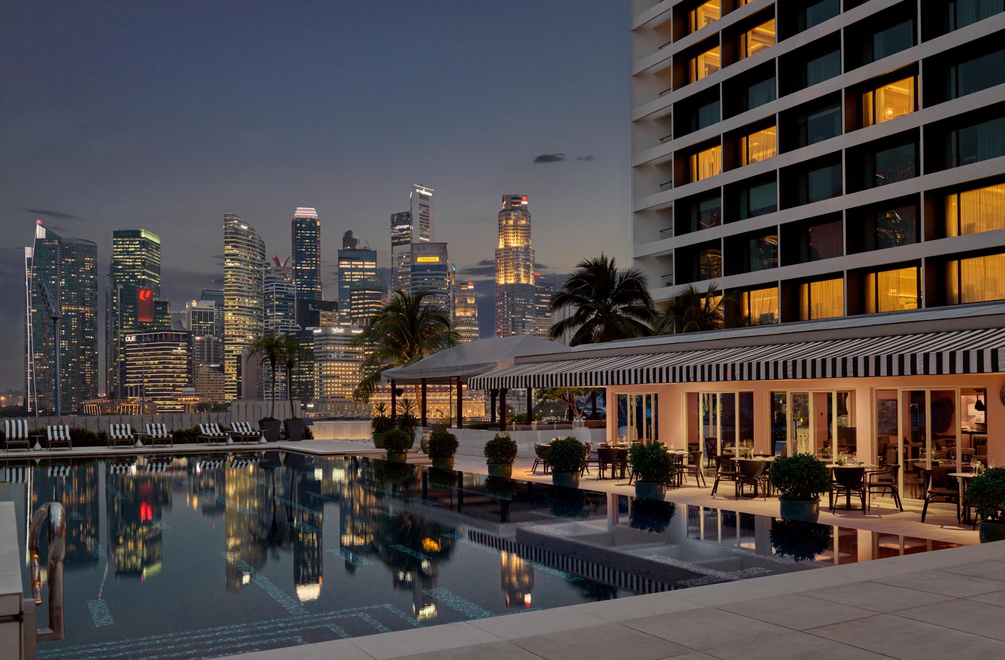 Piscina do hotel à noite piscina externa - piscina ao ar livre - vista noturna - cidade de singapura