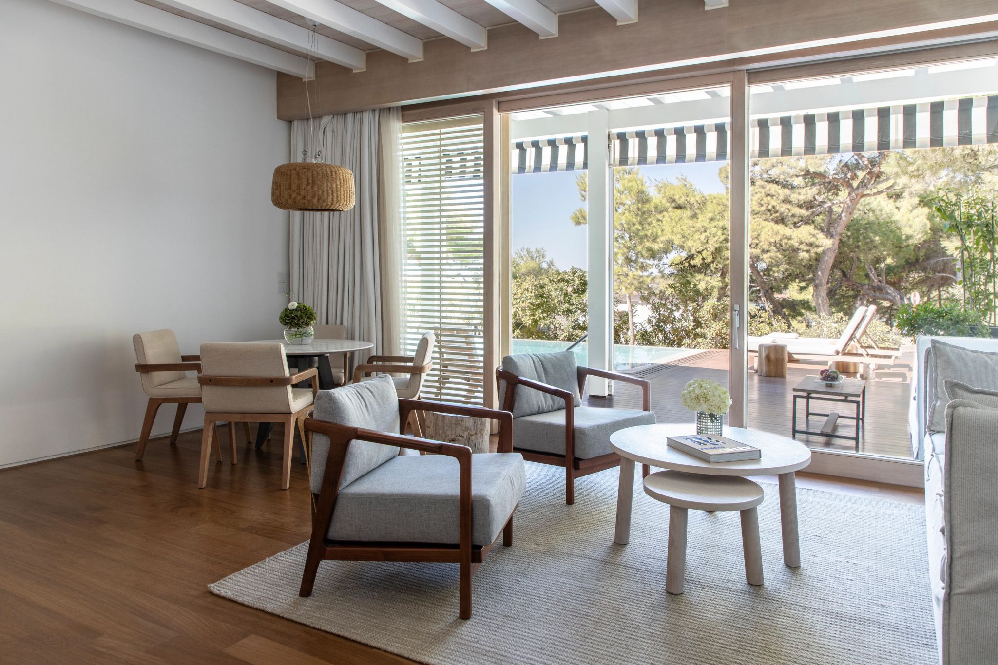 Garden View Bungalow Suite Pool sala chique - mesa de jantar - suite com varanda