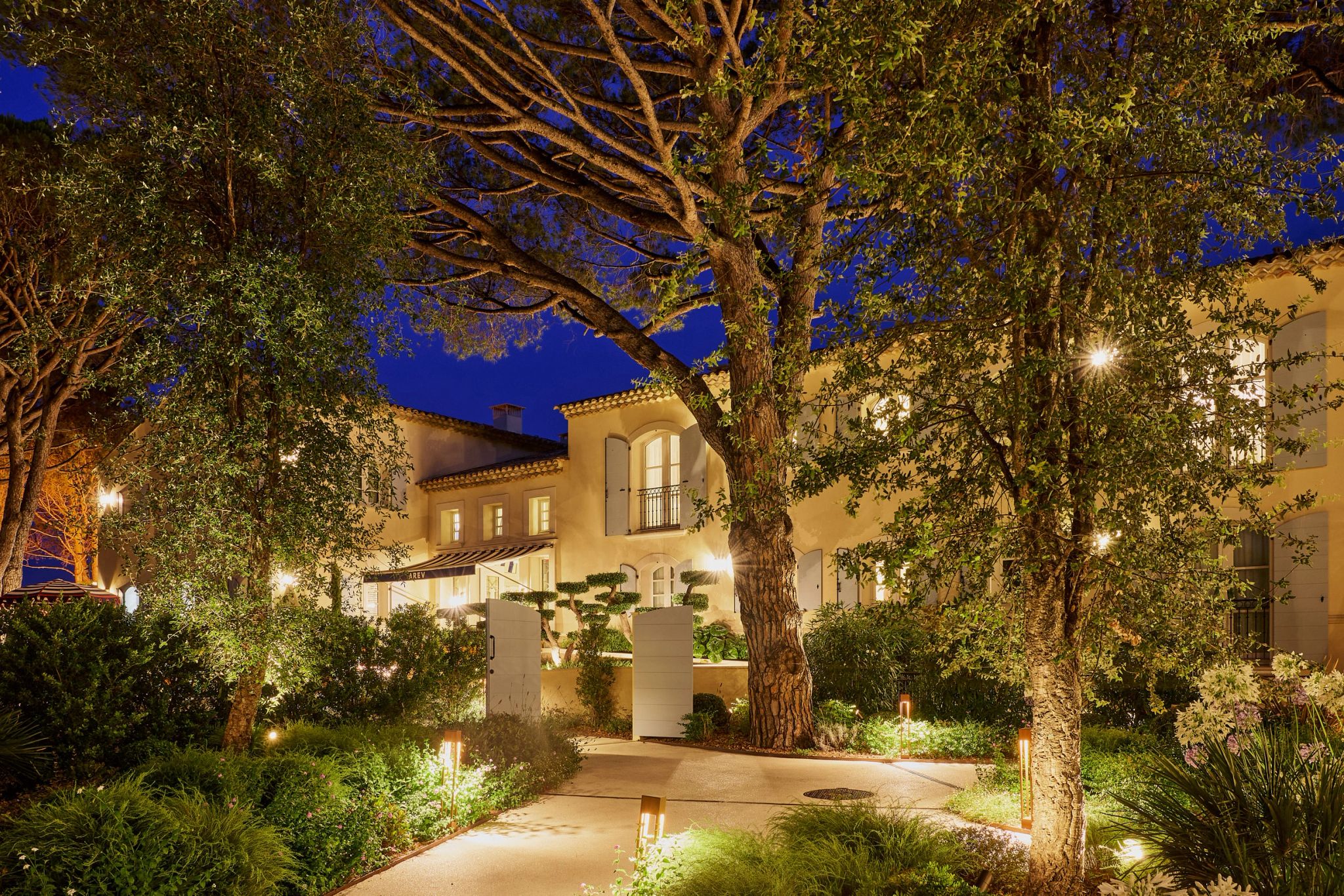 Jardins jardins iluminados noite - ambiente romantico - hotel luxo com jardins