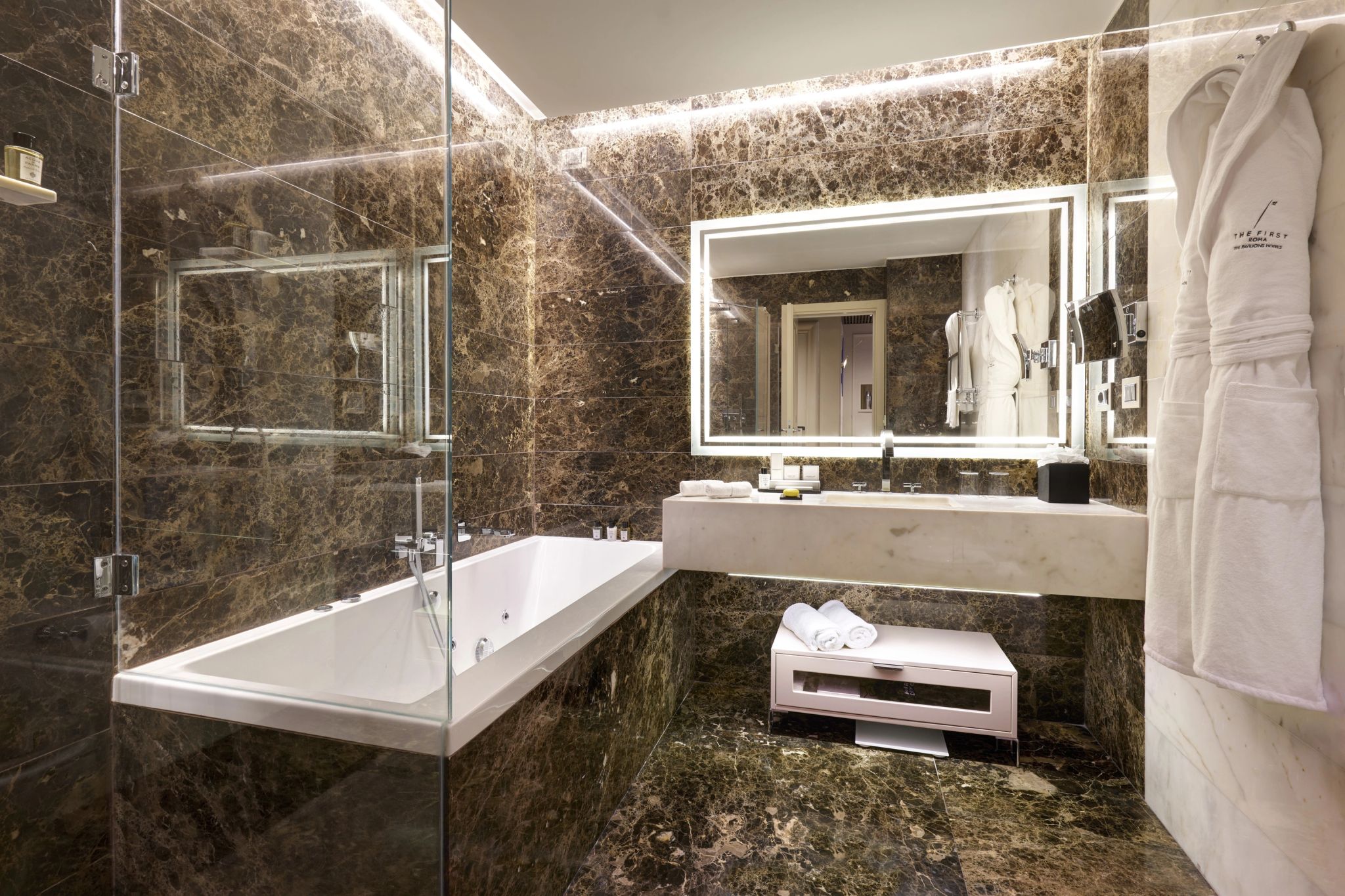 The First Suite banheiro em marmore - chuveiro alta pressao - banheiro de imersao
