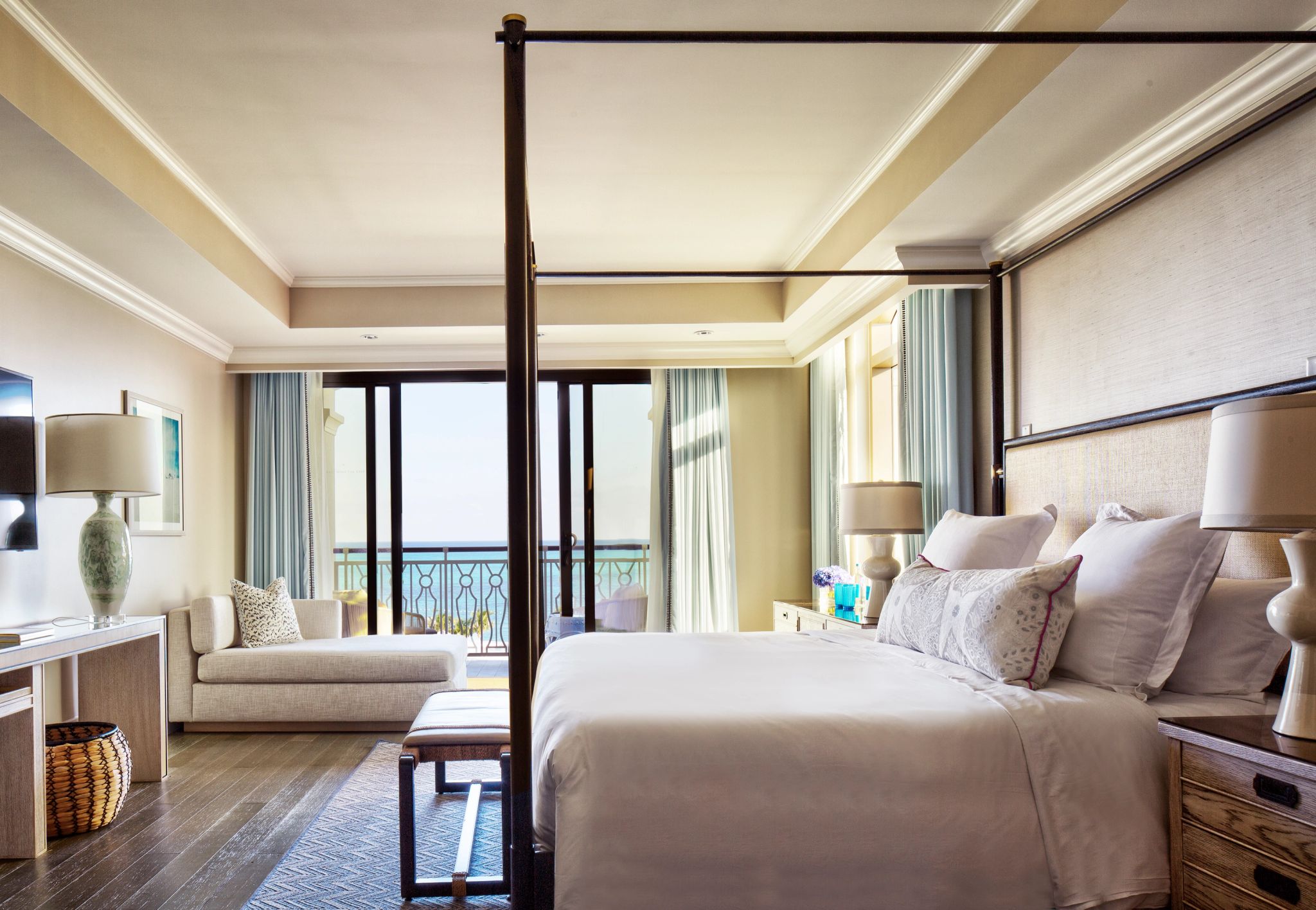 suite ampla - suite com varanda - suite vista mar - cama de dossel - cama king