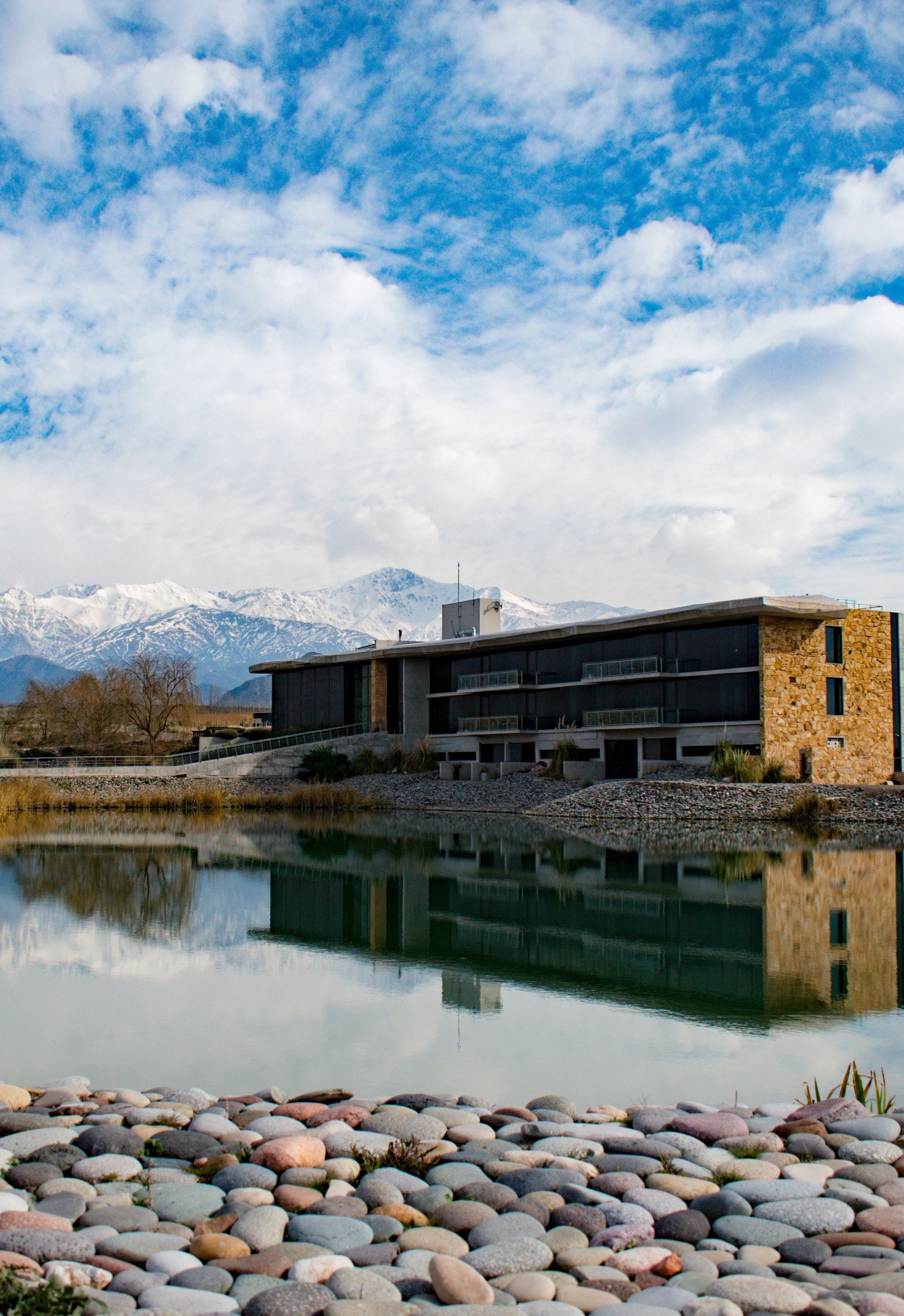 hotel beira lago - paisagem natural - destino de natureza