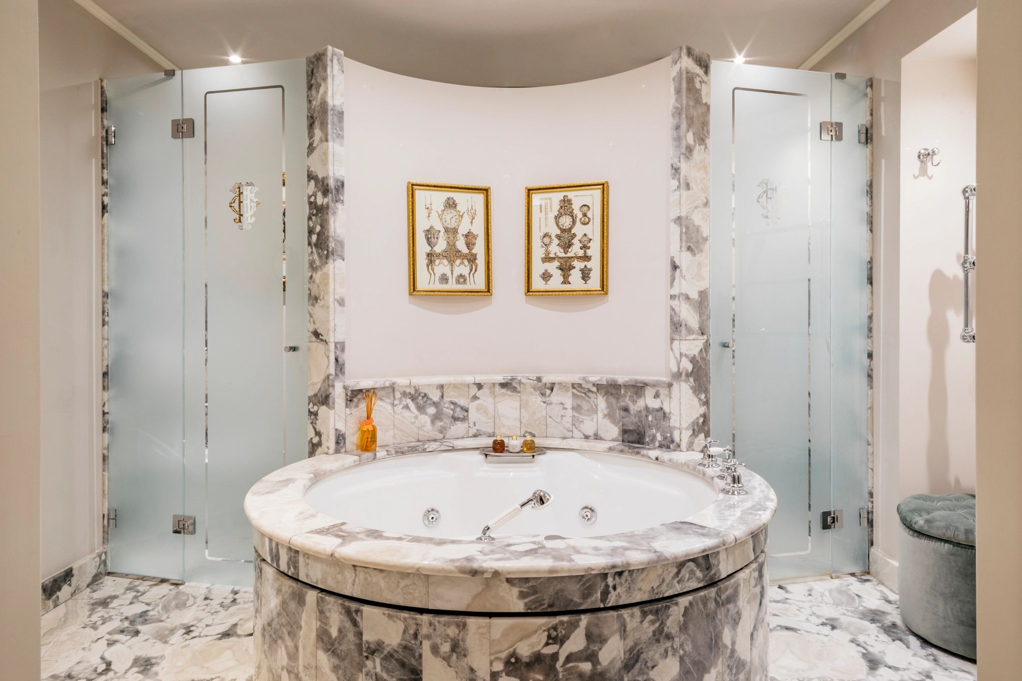 Signature Suite banheiro em marmore – jacuzzi de luxo - banho premium