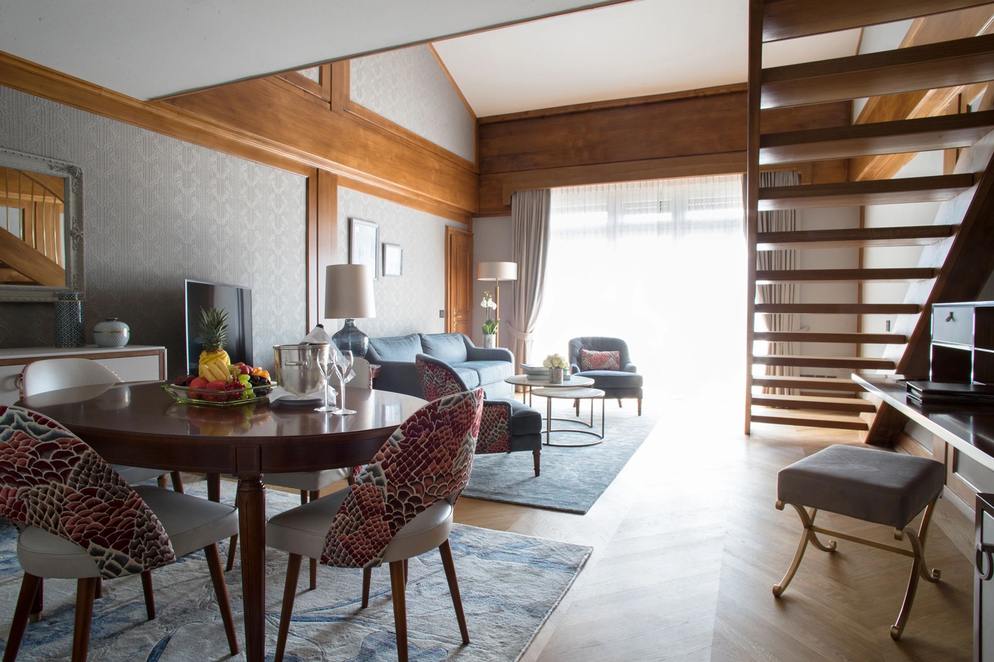 Superior Duplex Suite mesa de jantar – sala de estar – cesta de frutas