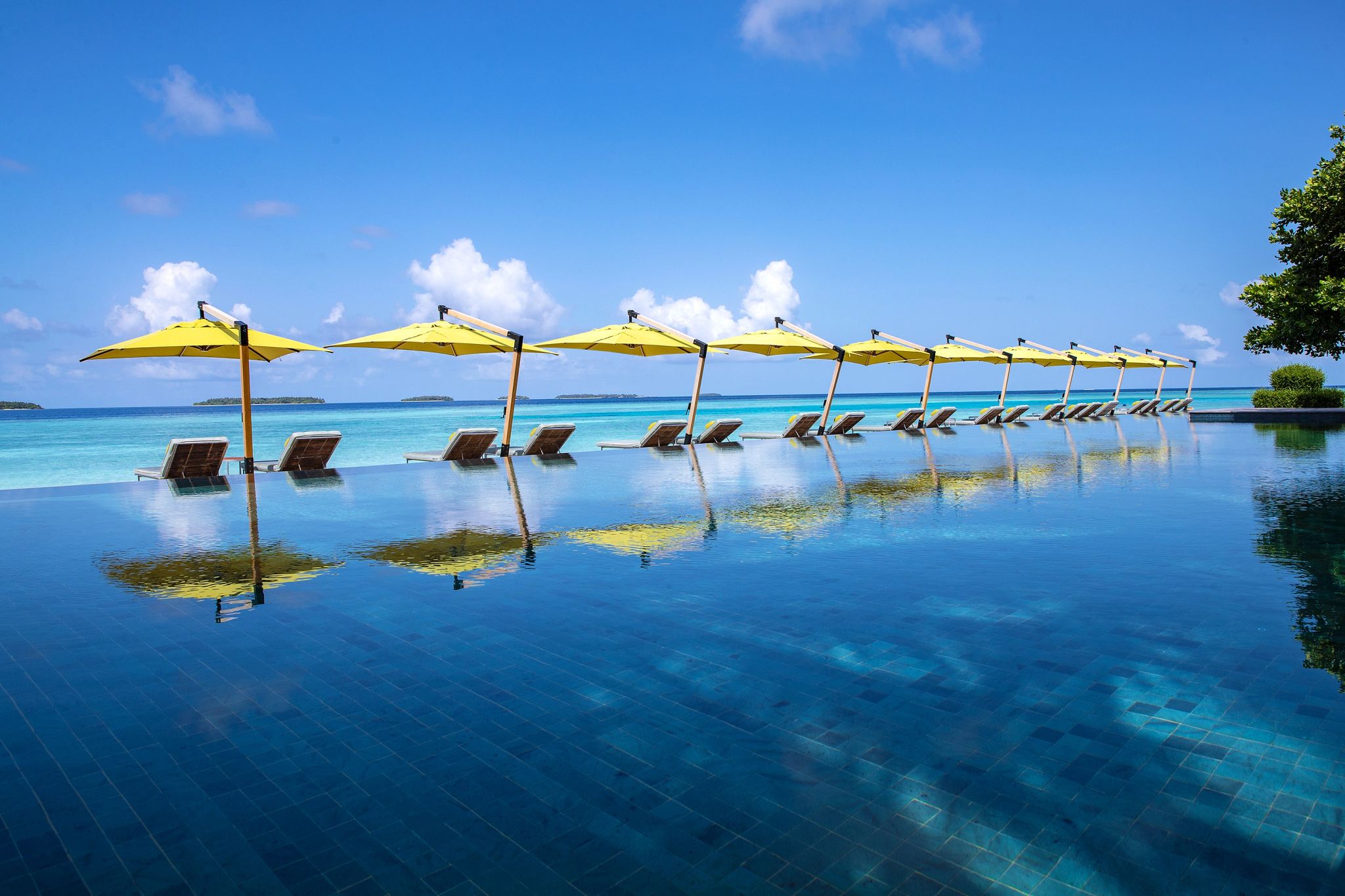 piscina externa - piscina borda infinita - hotel com piscina