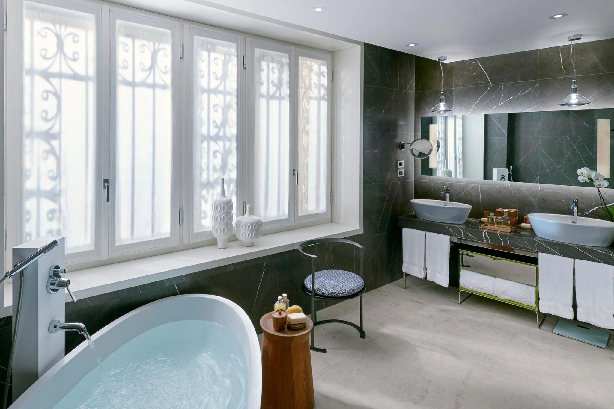 Designer Suite banheira de marmore - chuveiro walk in - banheiro da suite