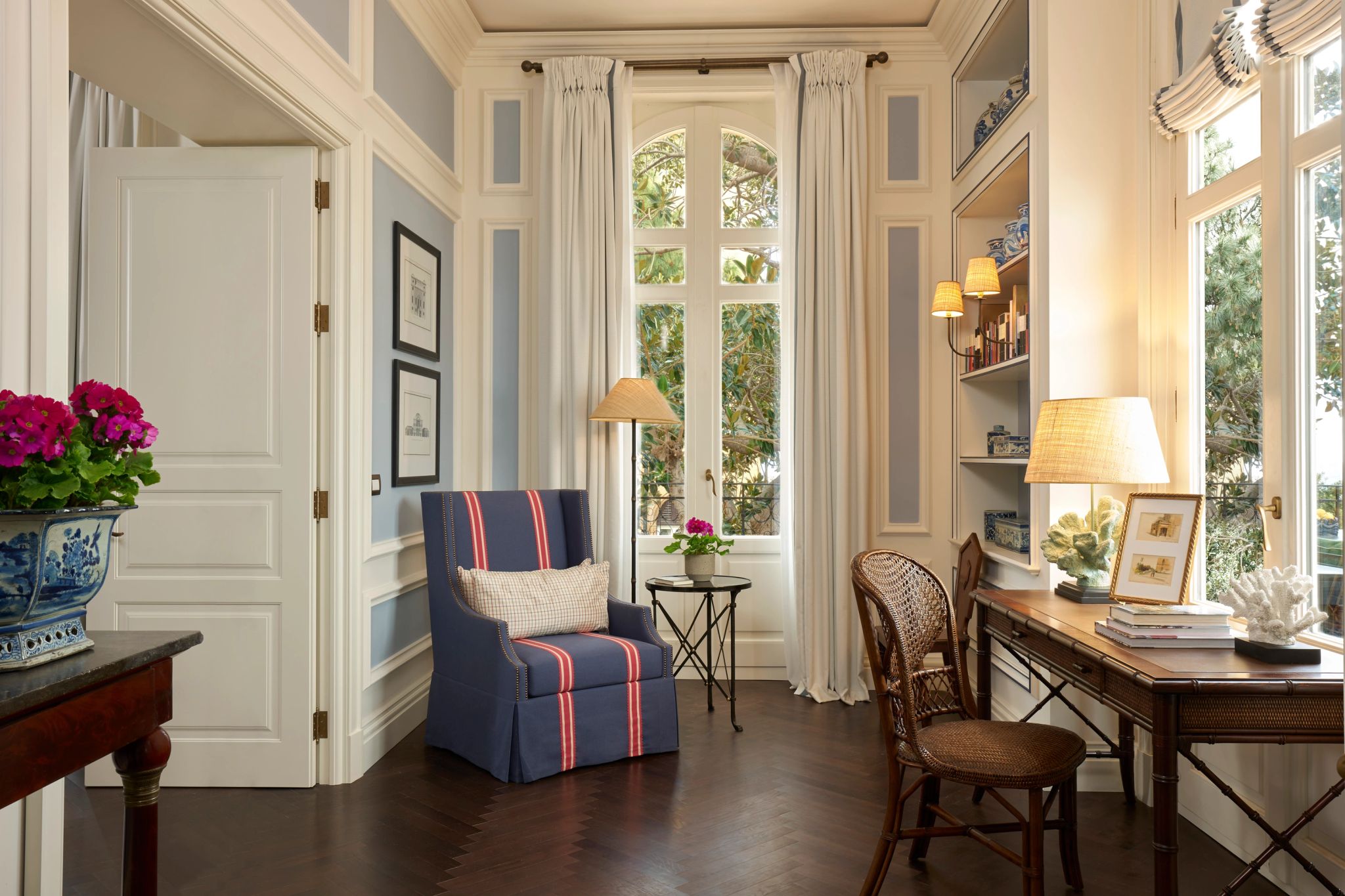 Donna Franca Suite mesa de escritorio - area de trabalho - espaço de leitura - decoraçao classica