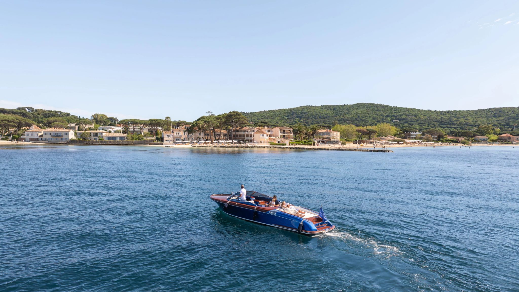 Passeio de barco  passeio de barco – atividades de lazer– passeio ao ar livre