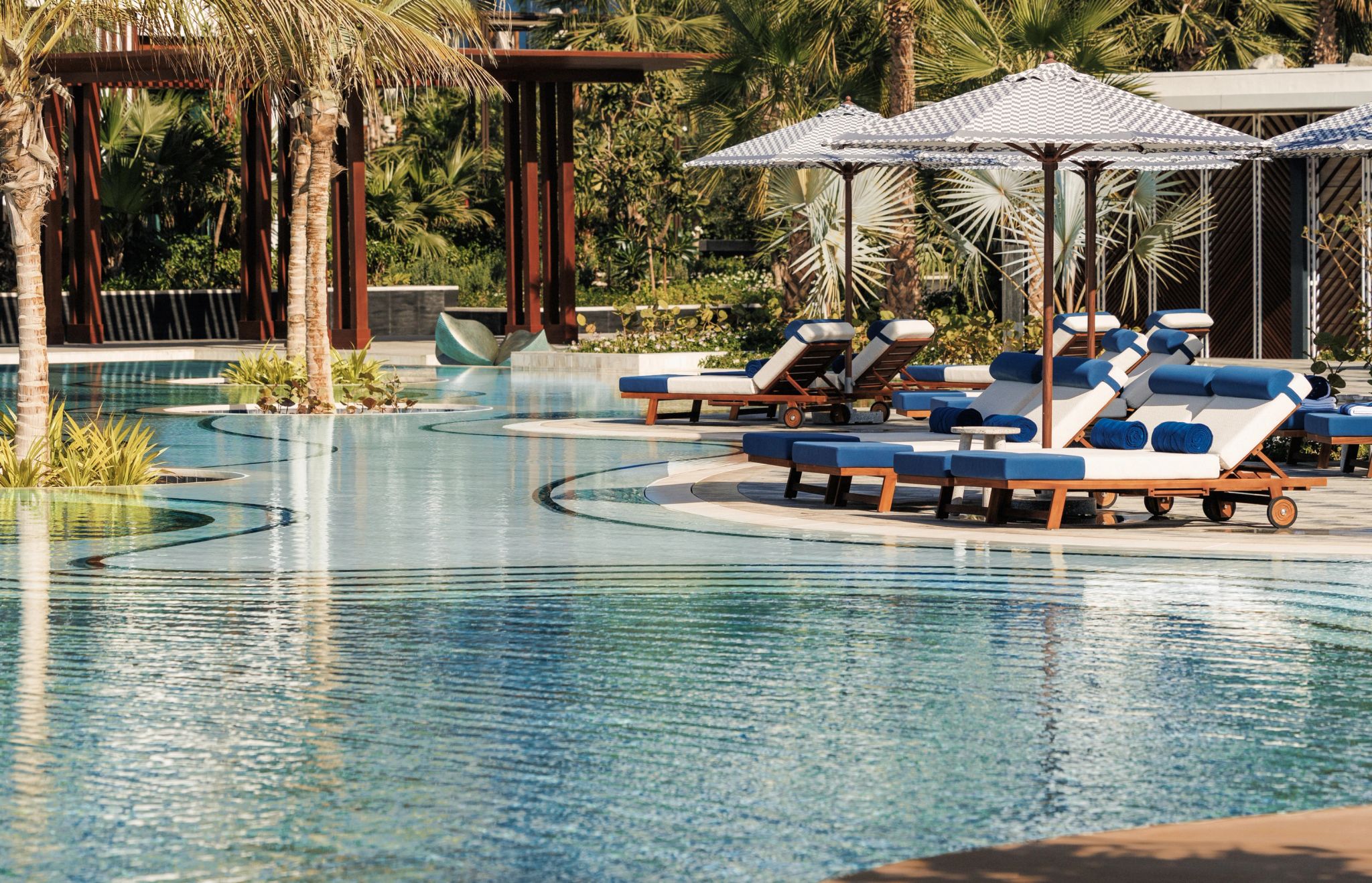area piscina hotel dubai - espreguicadeiras resort jumeirah - luxo dubai