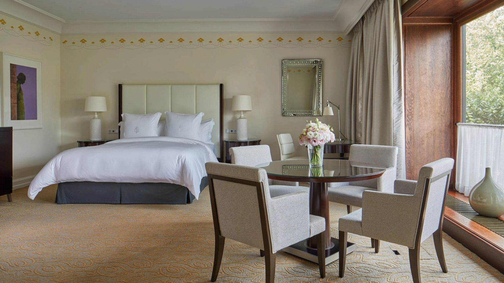 suite de luxo - suite moderna - cama king - mesa de jantar