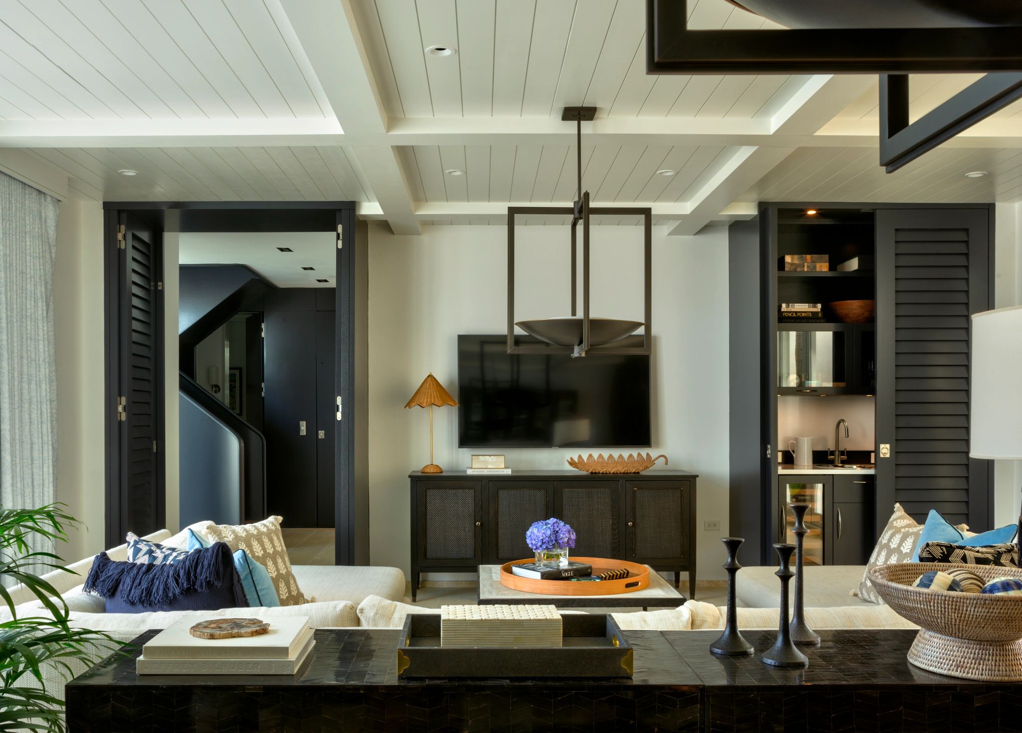 sala de estar –  sala moderna - sala com tv - suite com sala - villa tres quartos