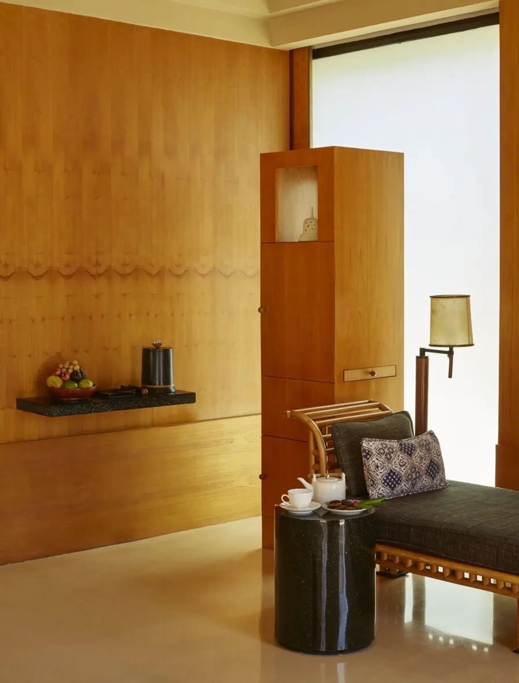 mesa de cha - sofa de madeira - paredes de madeira