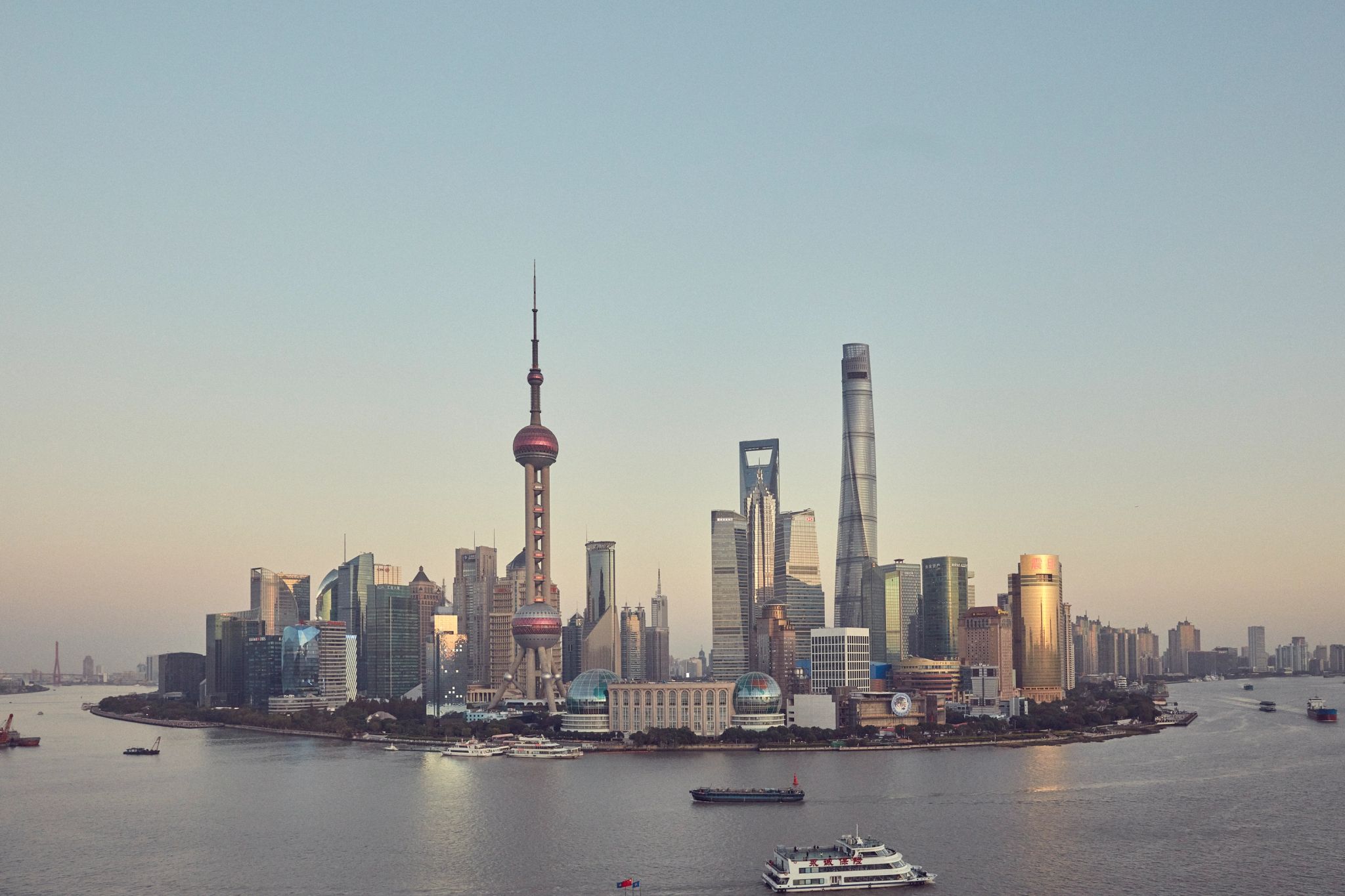 vista de xangai - rio huangpu – cidade moderna