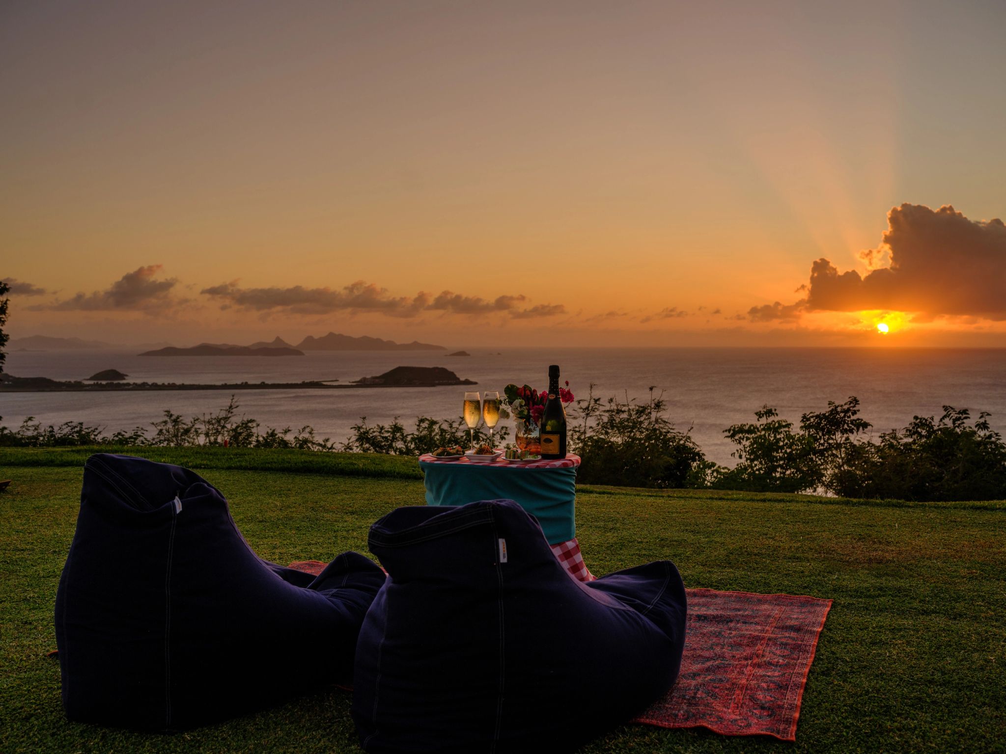 Pôr do Sol almofadas no gramado - mesa baixa decorada - jantar privativo