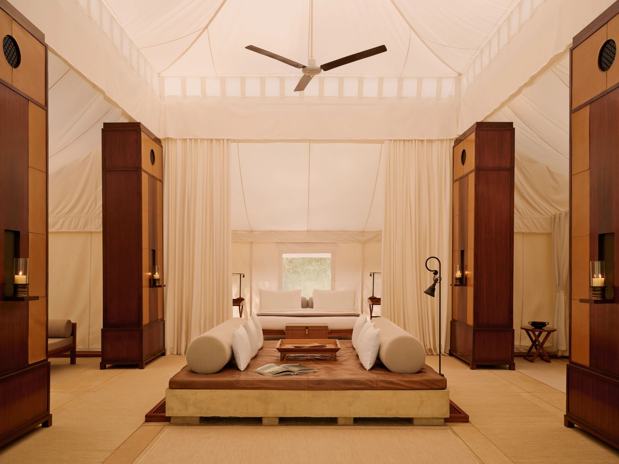 Tented Pavillion design moderno - sala de estar - cama king