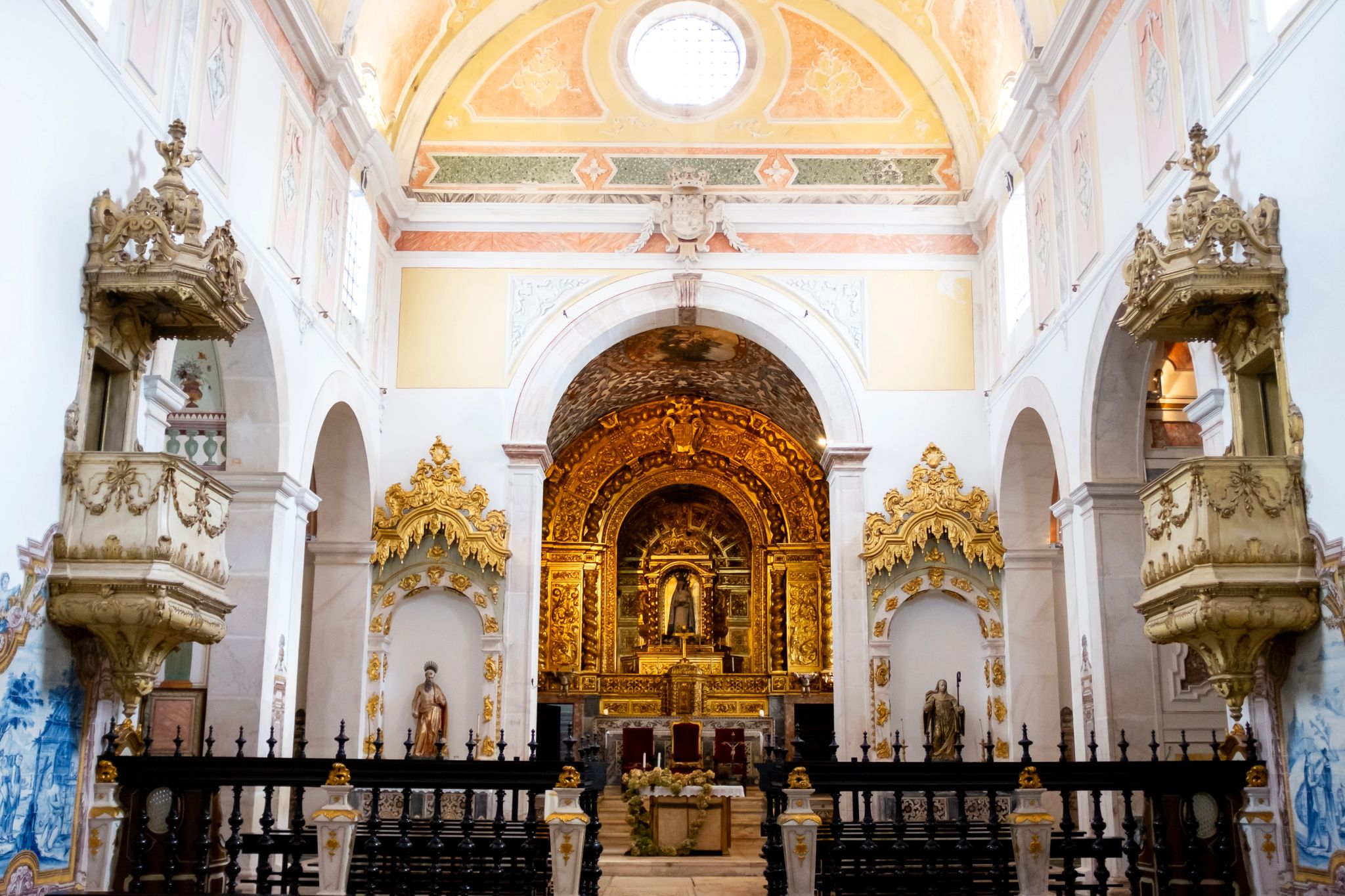 Igreja altar com talha dourada - interior de igreja antiga - arte sacra
