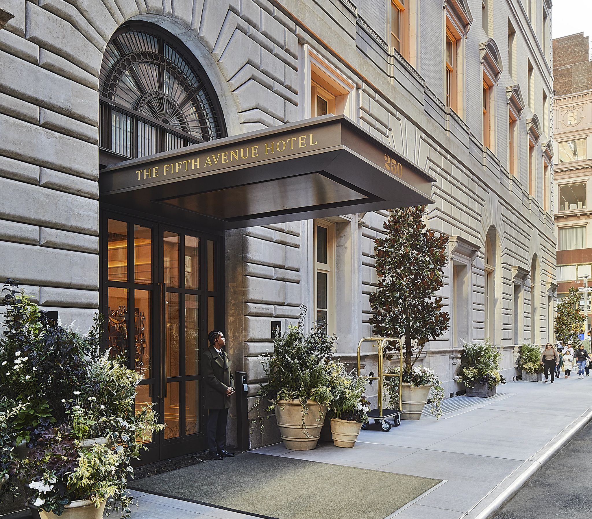 entrada hotel luxo - manhattan premium - fachada 5 avenida