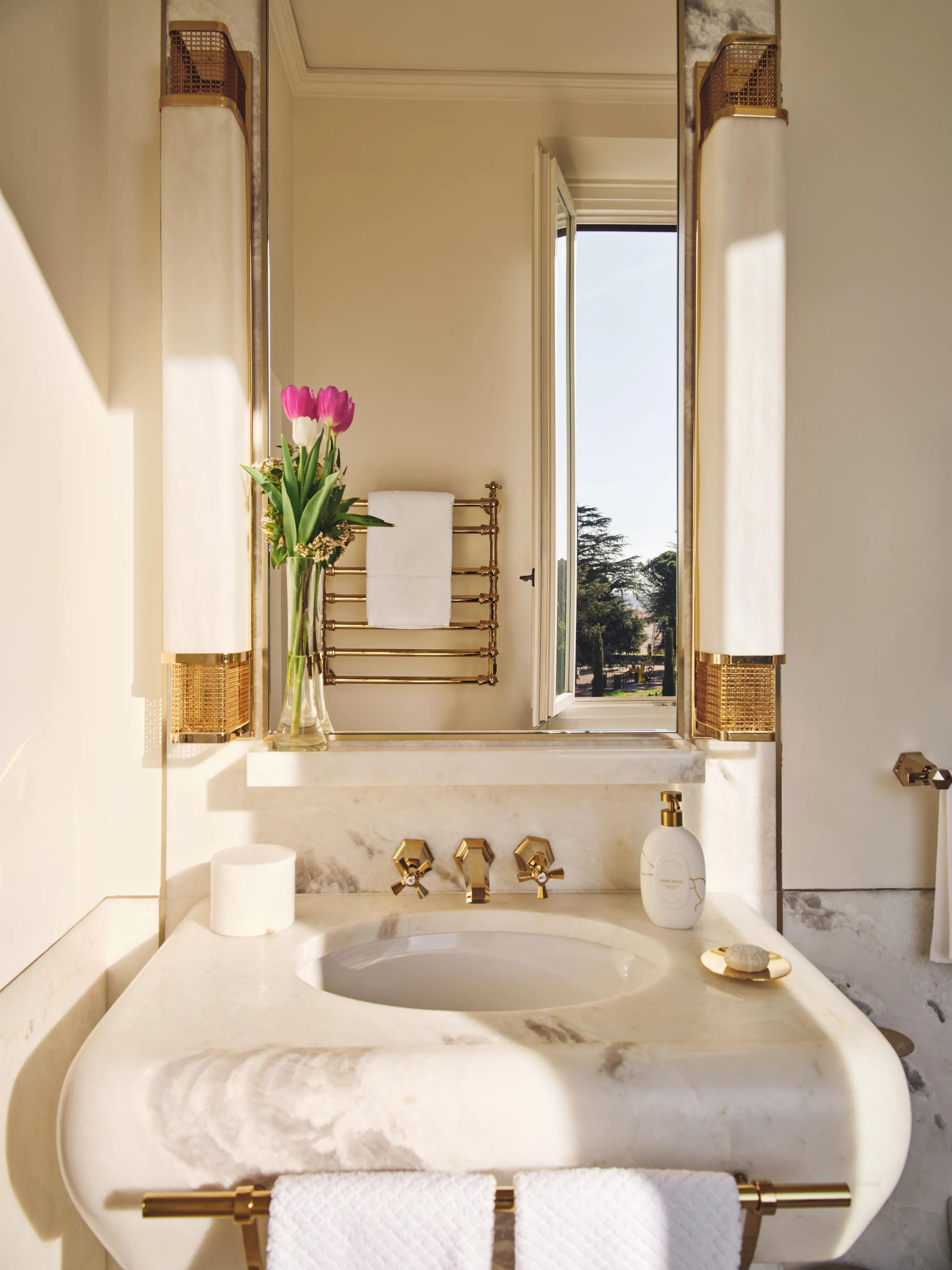 banheiro de luxo - banheiro em marmore - detalhes dourados 