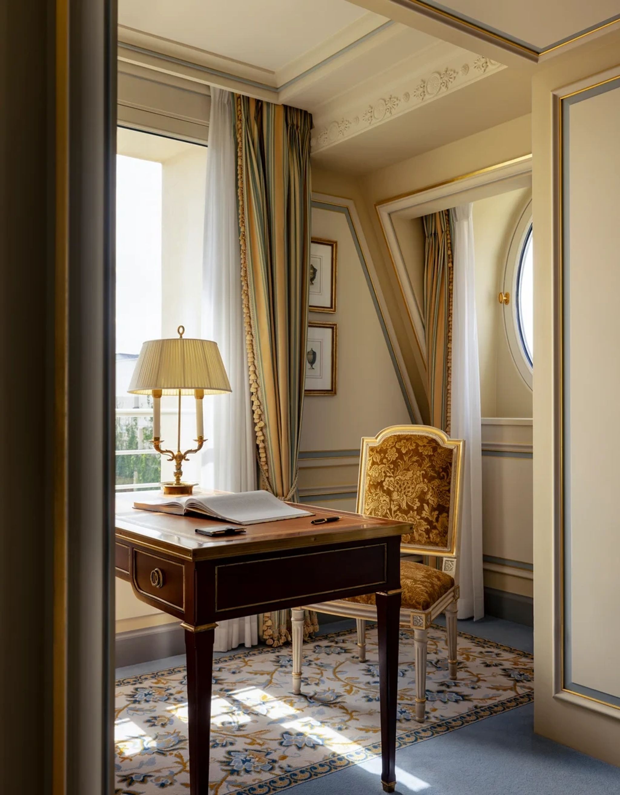 Executive Junior Suite mobiliario epoca luxo - vista torre eiffel - vista place vendome
