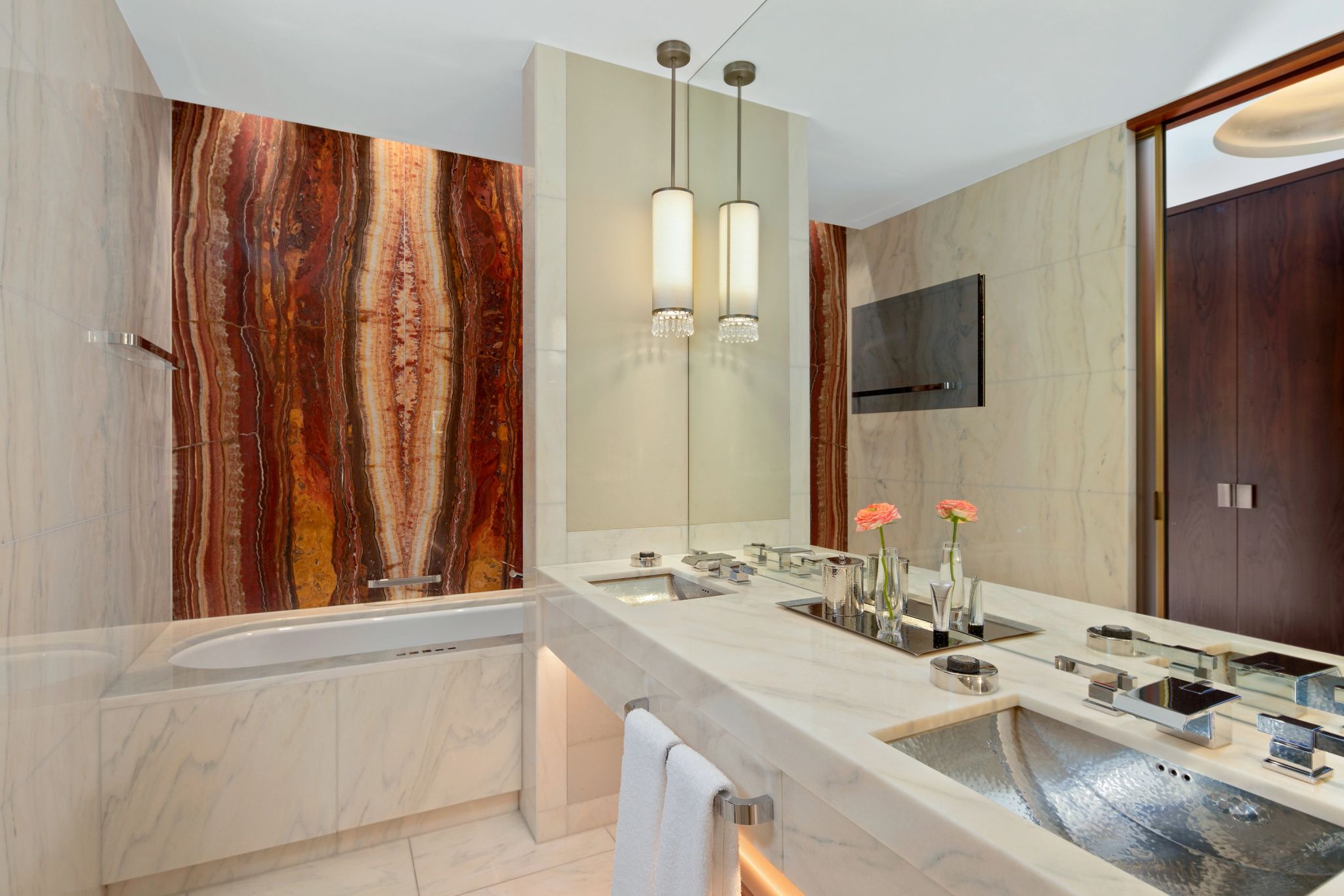 One King Bed   banheiro com banheira – banheiro de marmore – banheira de imersao