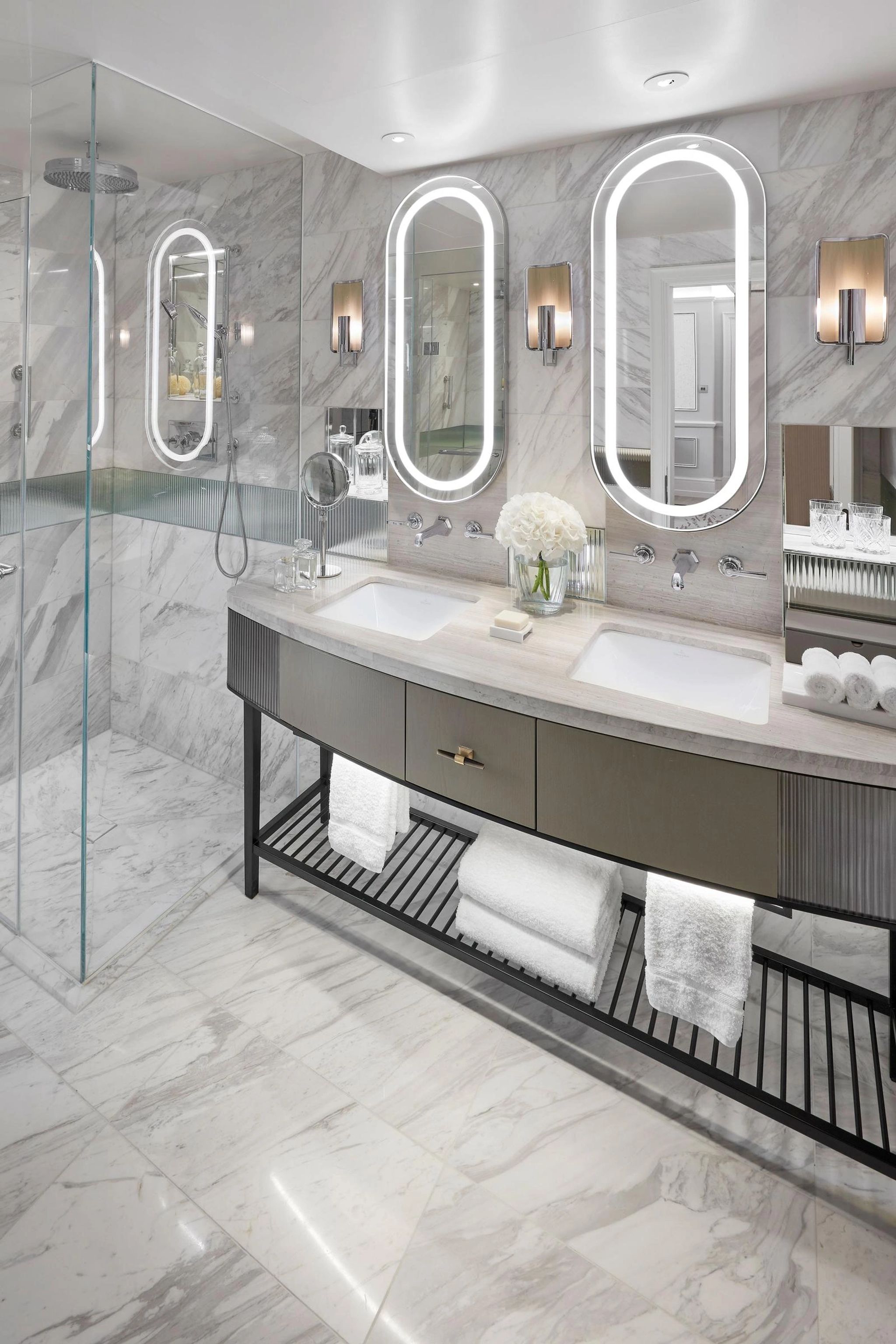 Family banheiro marmore luxo - bancada marmore - amenities diptyque