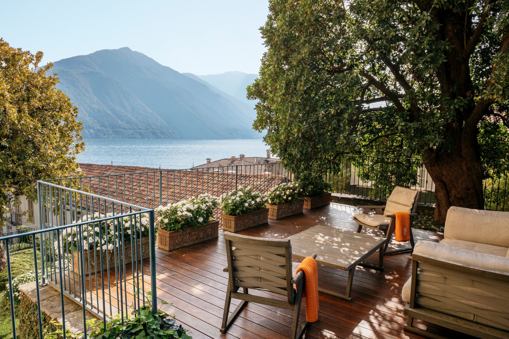 terraco mobiliado – suite com lago di como – vista jardim