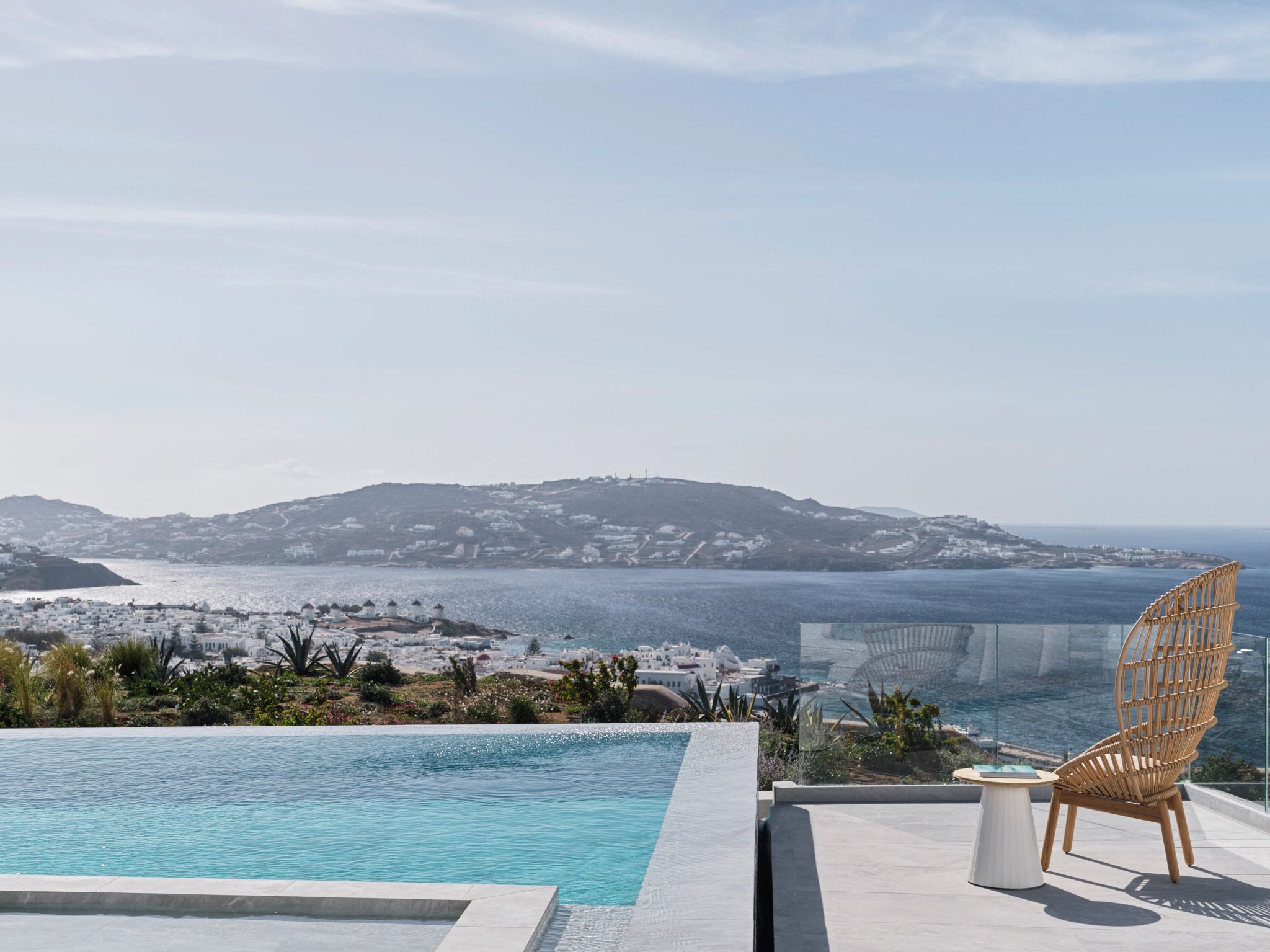 Piscina piscina principal do hotel deos mykonos-espreguicadeiras-area de descanso luxuosa-resort 5 estrelas