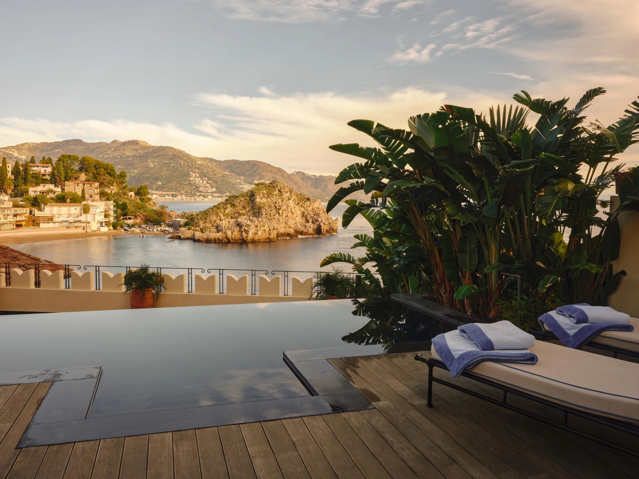 Ionica Pool Suite terraco com piscina - varanda mobiliada - suite vista mar