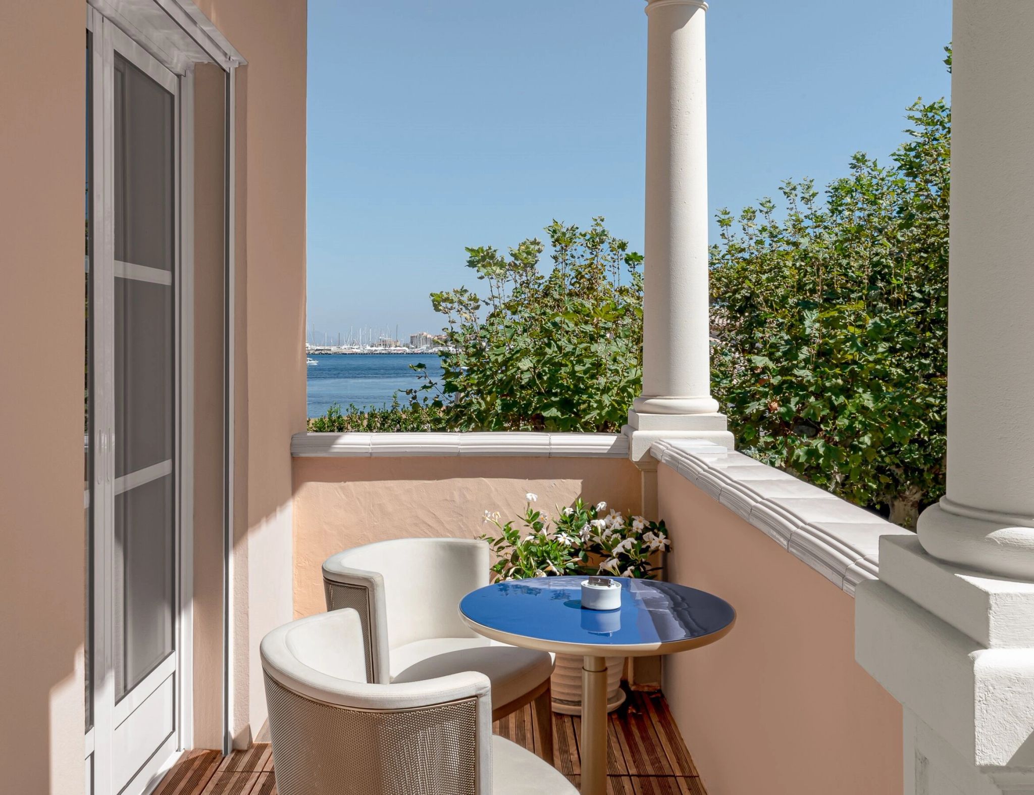 Courtyard Classic quarto com varanda – varanda vista para o mar