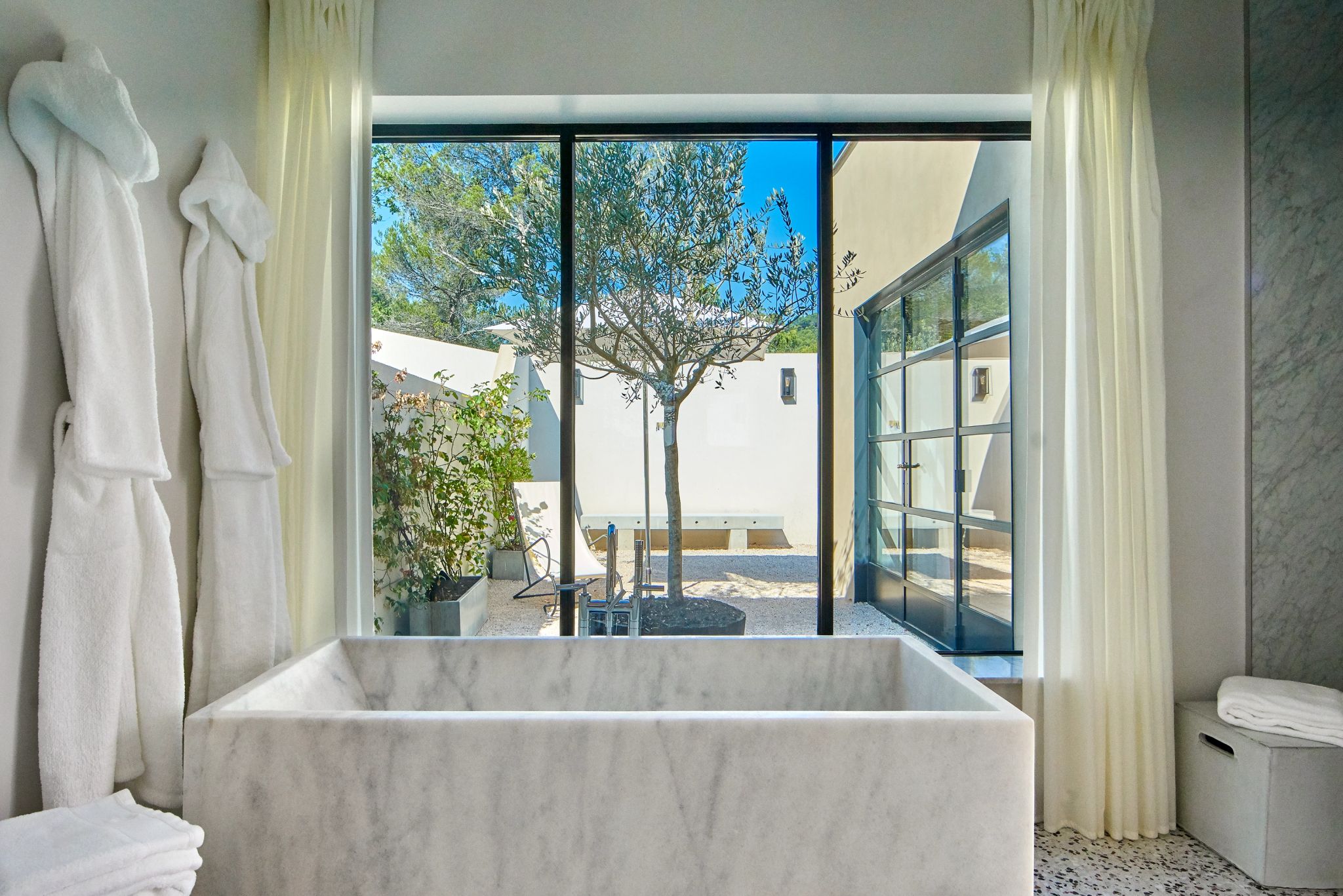 Villa Suite banheiro com terraço - banheiro amplo – banheiro moderno - banheira de imersao