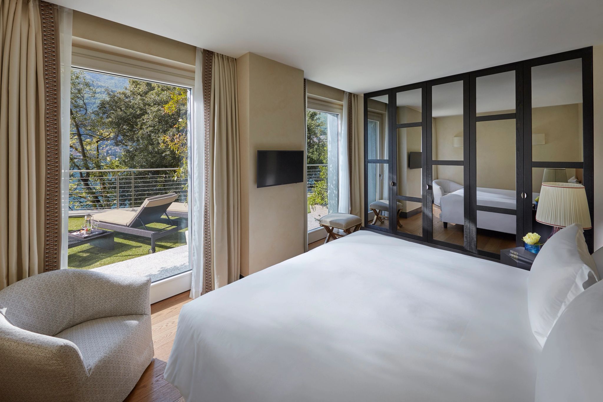 Two Bedroom Vista Lago Suite cama king - quarto com tv - quarto de hotel