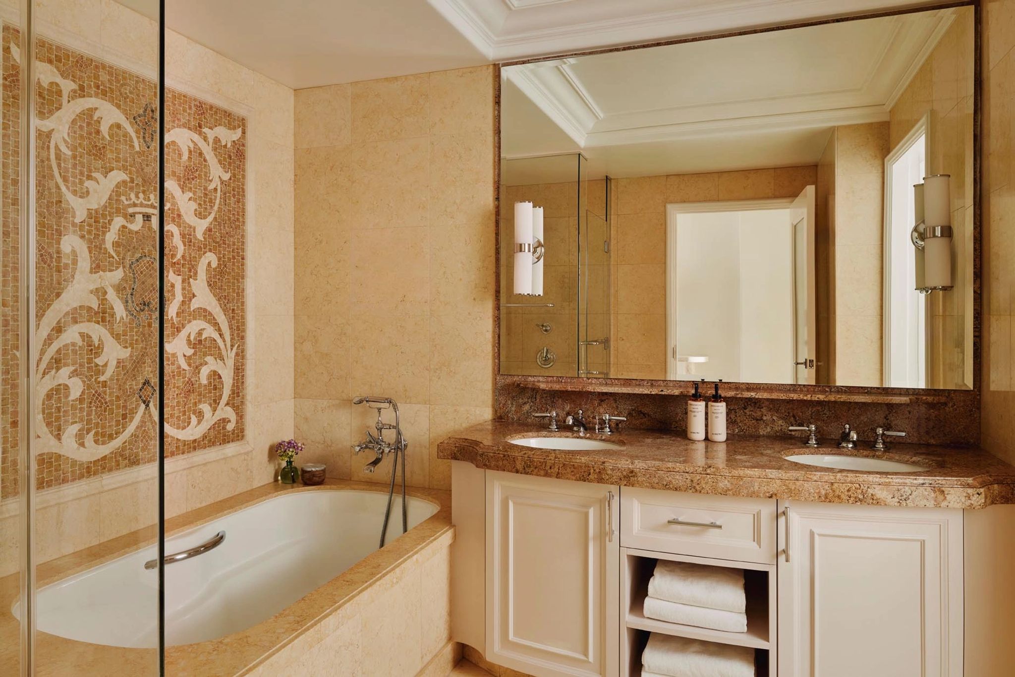 Superior Two Queen banheiro de luxo – banho de banheira – banheiro de casal