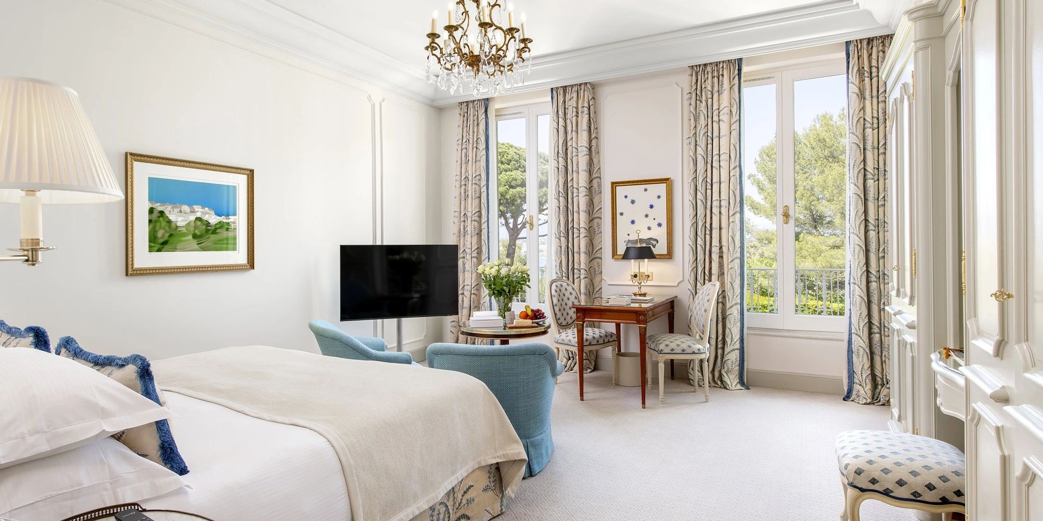 Classic Two Fountains quarto de hotel - quarto com tv - decoraçao classica