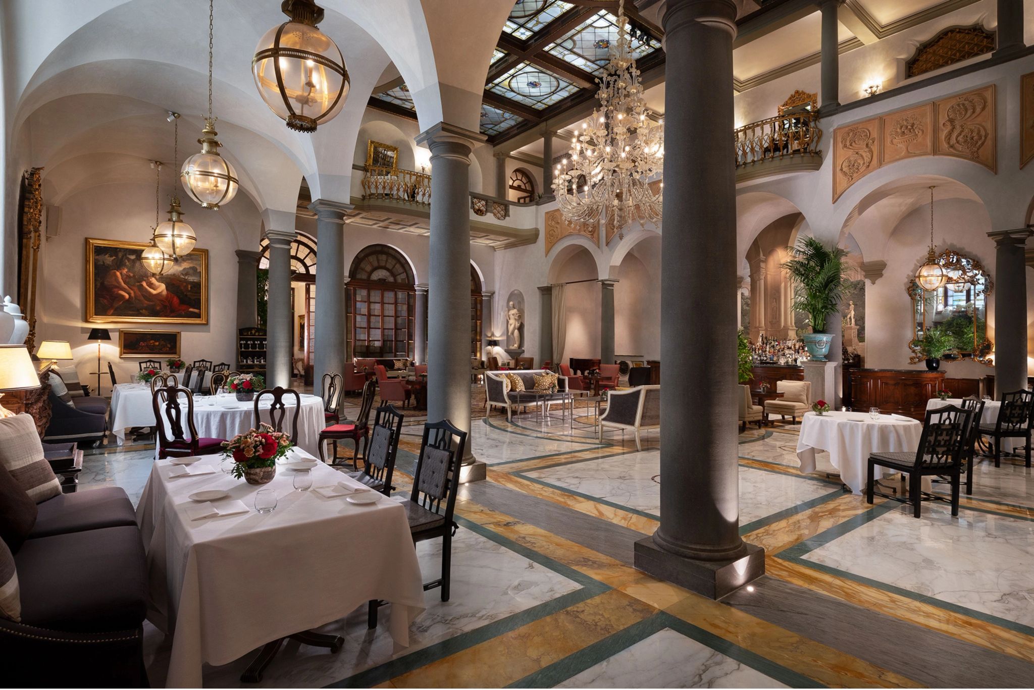 Winter Garden Restaurant sala de jantar refinada com arquitetura renascentista no hotel