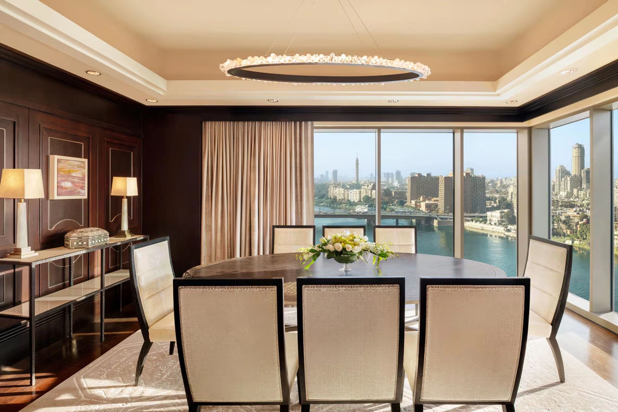 Royal Suite sala jantar royal suite cairo - jantar 8 lugares suite luxo - área jantar vista nilo