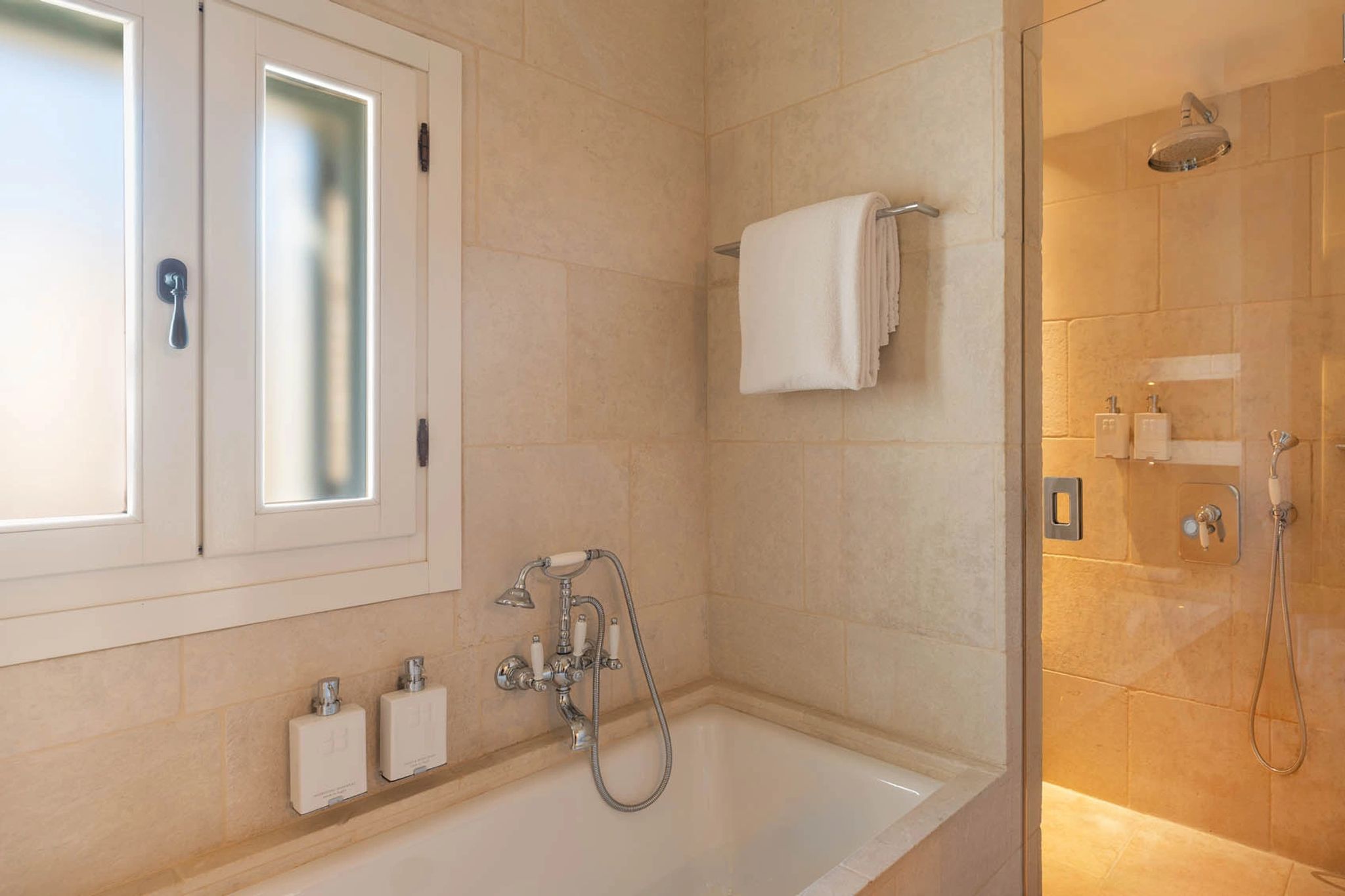 Borgo Magnifica banheira grande – banheiro premium – banho de banheira