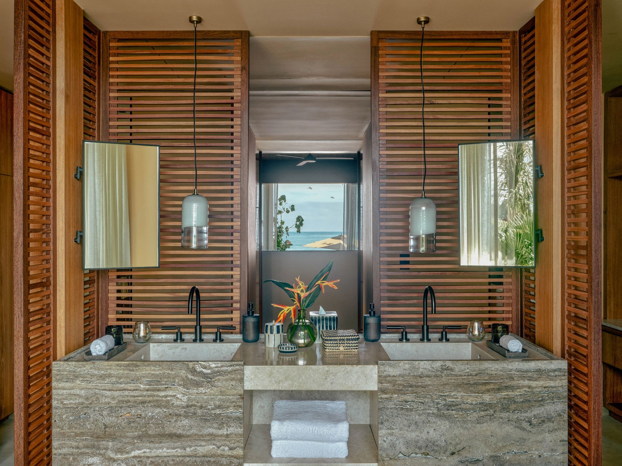 Beachfront Studio Suite banheiro de luxo - pia dupla - banho premium