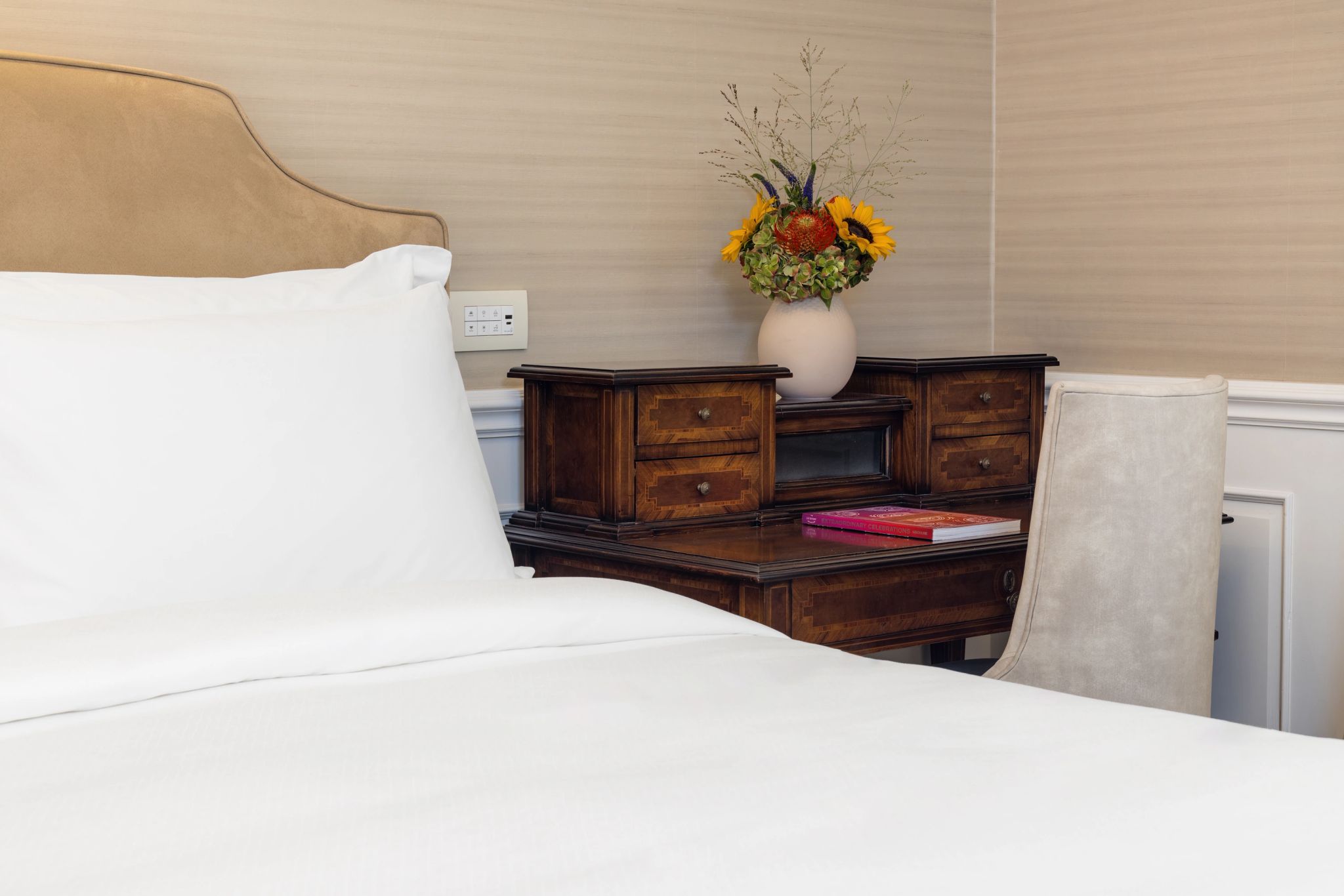 Junior Suite One Bedroom Suite King Courtyard View cama king - decoraçao classica - moveis vintage