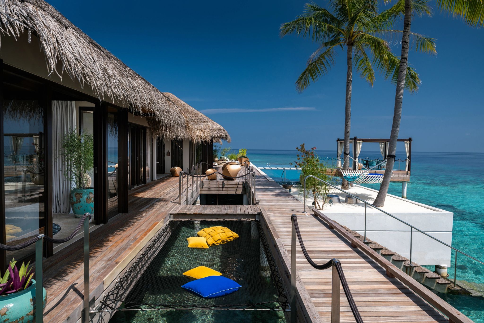 rede sobre o mar – mar azul turquesa – area de lazer