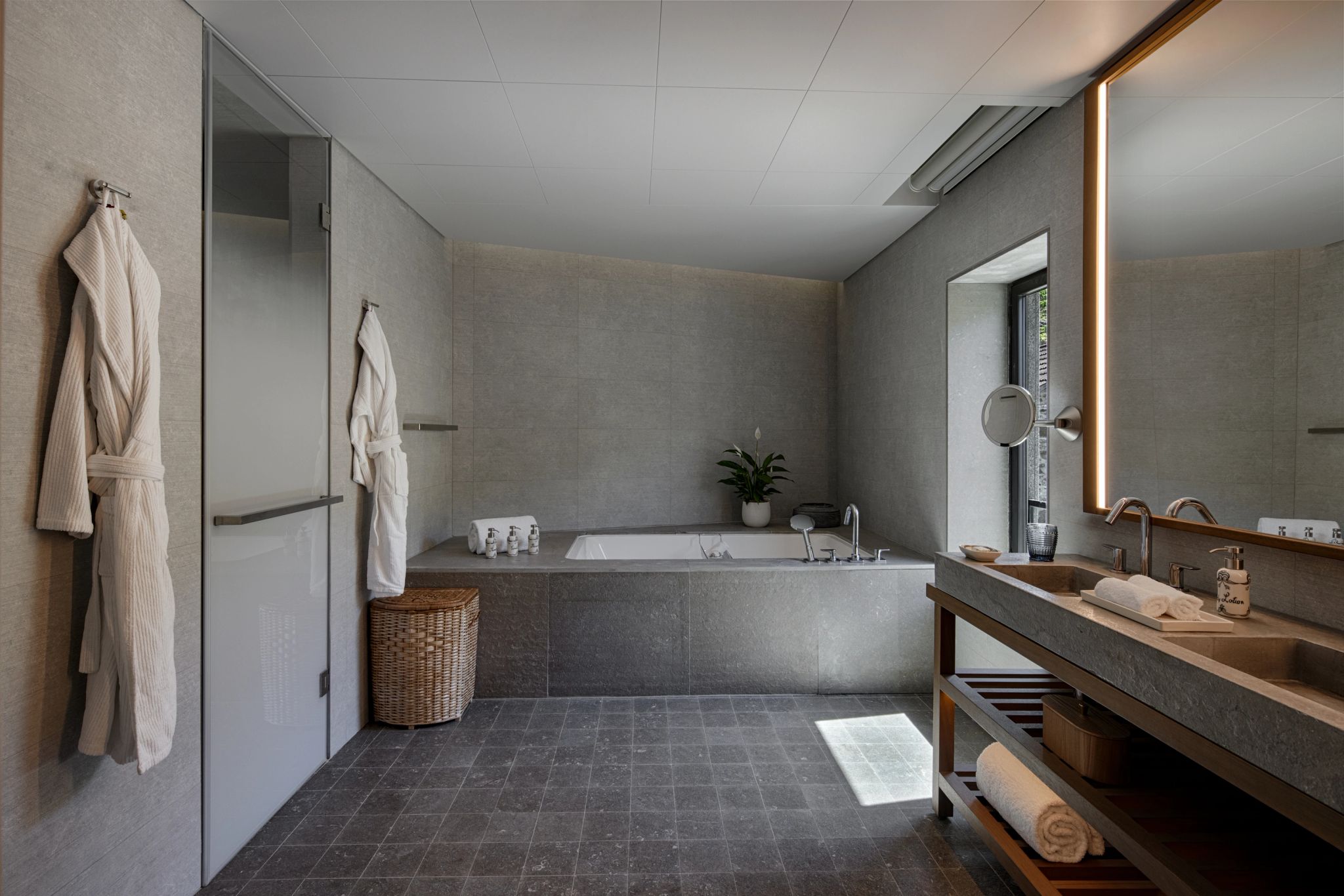 banheiro da suite - pia dupla - banheira de luxo