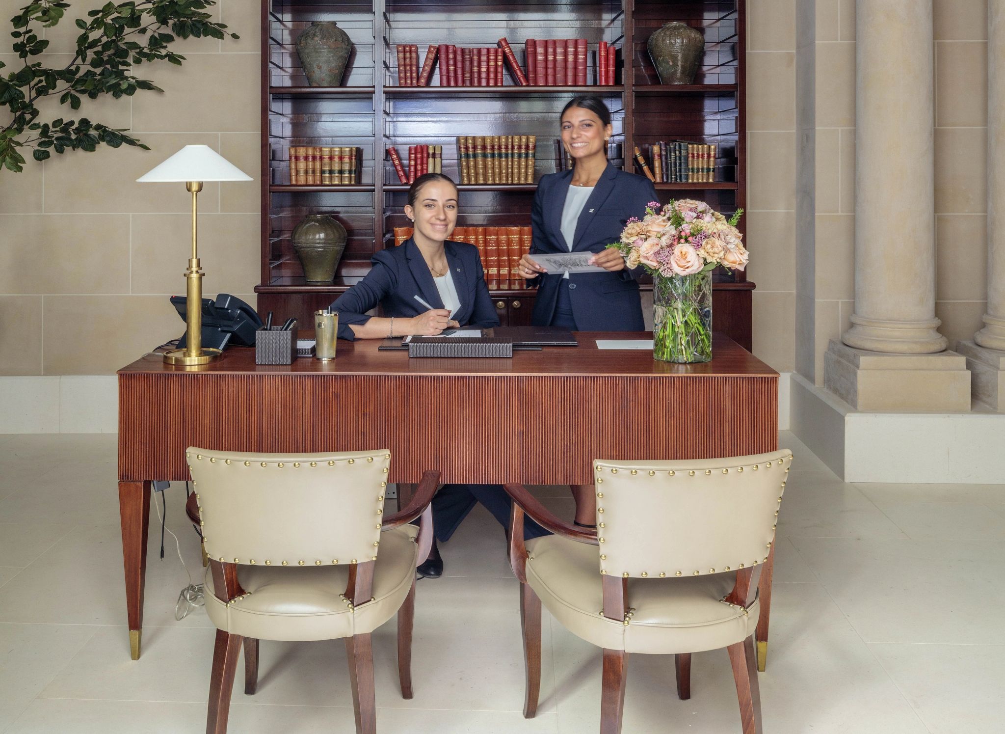 Recepção do hotel atendimento concierge - recepçao hotel - entrada do hotel