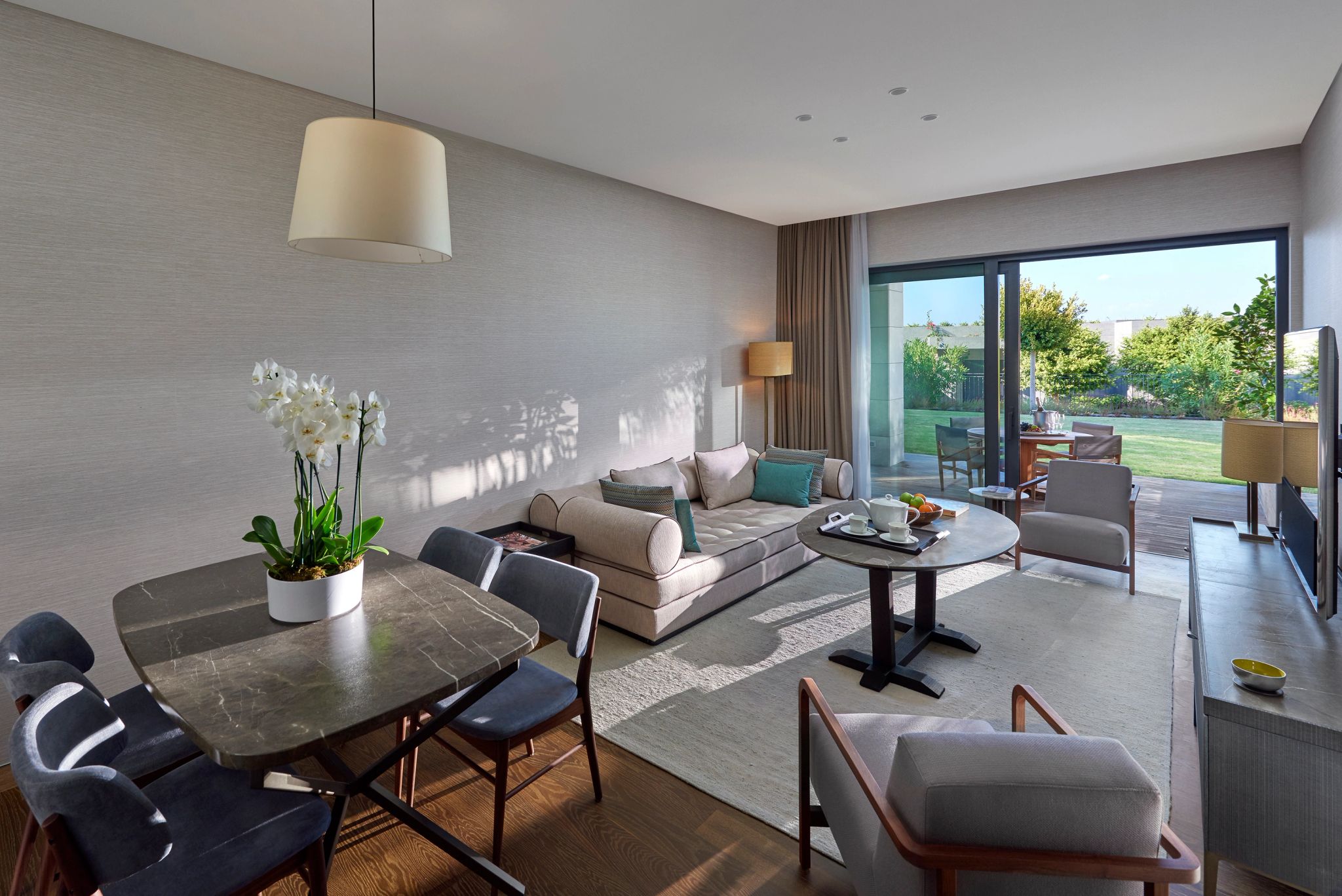 One Bedroom Garden View Apartment King sala de estar - sala moderna - sala chique