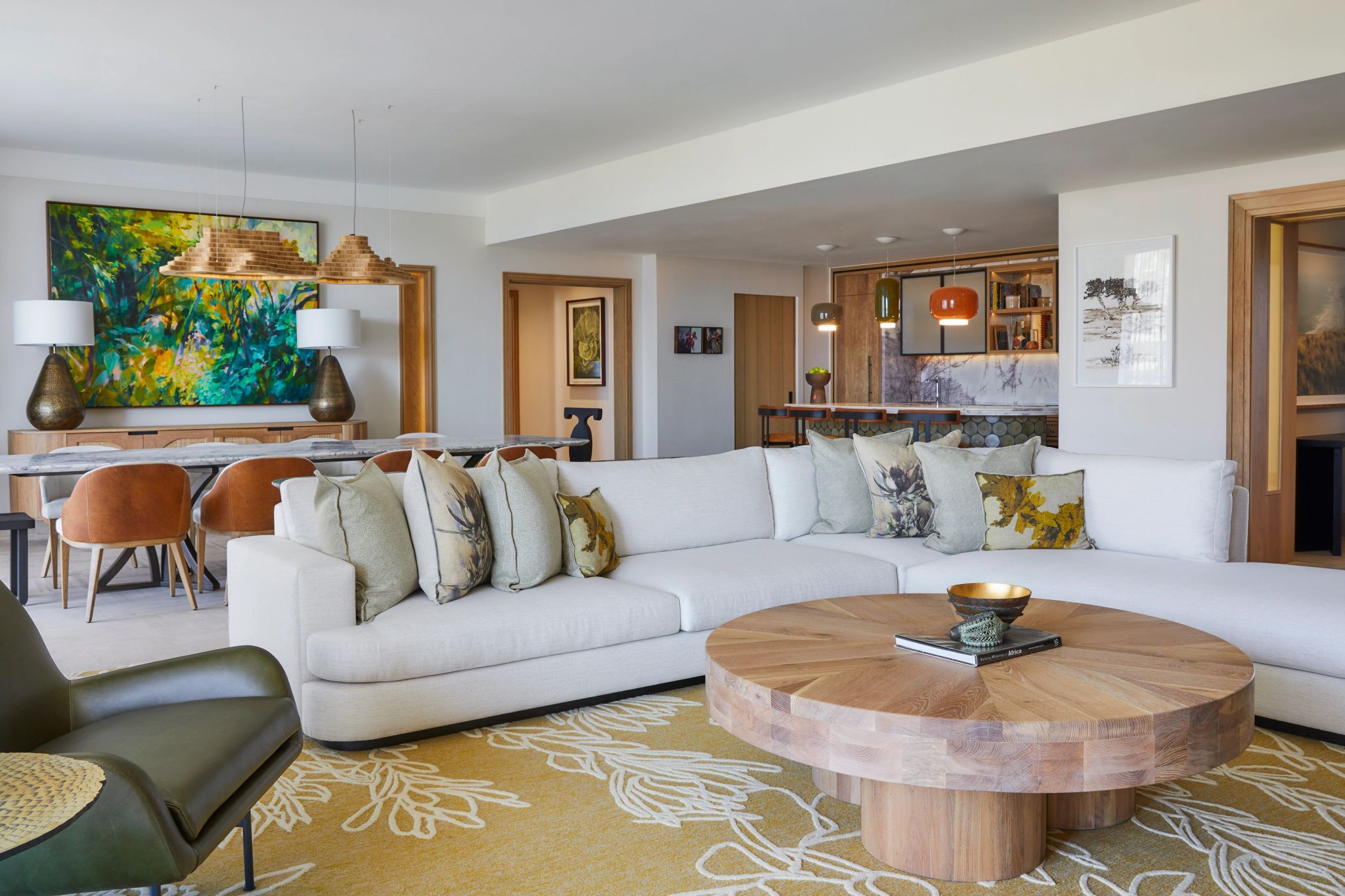 sala ampla - sala moderna - sala de estar - obras de arte - arte africana