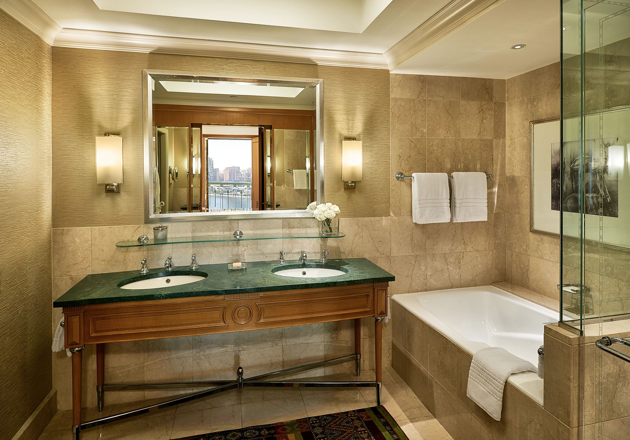 Deluxe banheiro de hotel – pia dupla – banheira de imersao