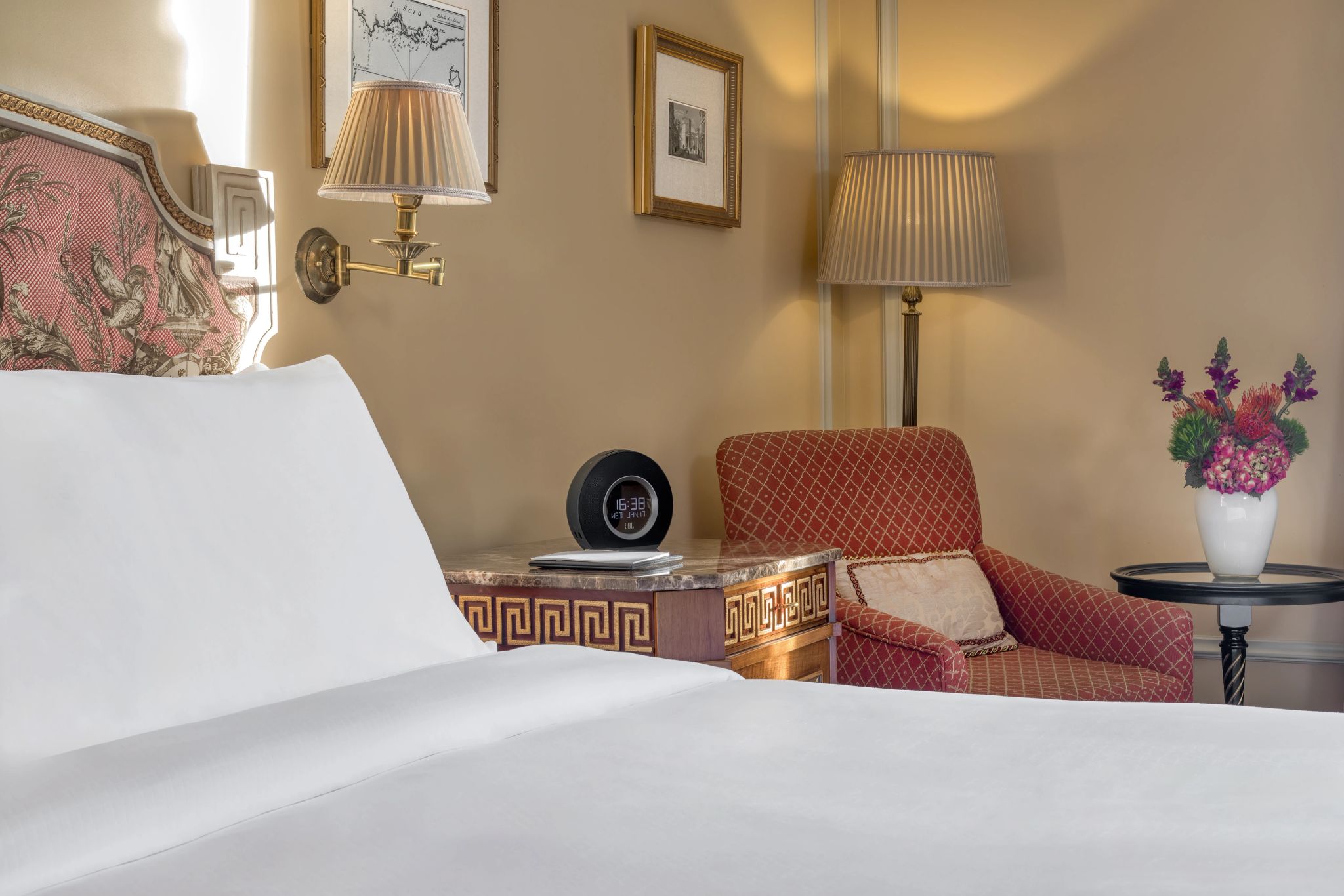 Deluxe Acropolis King City View High Floor Balcony quarto classico - decoraçao classica - quarto de hotel